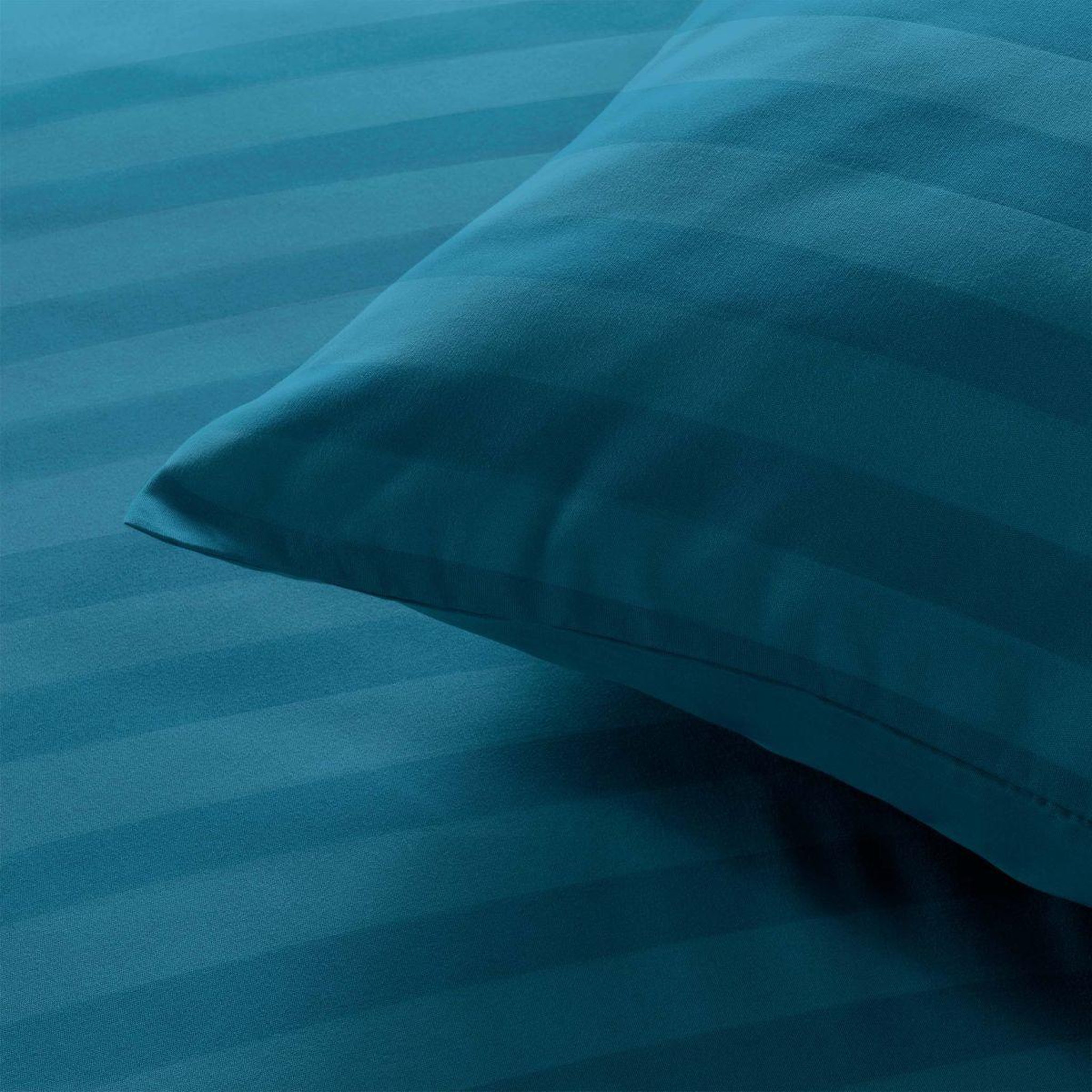 Voir la diapositive 2 : Douceur d'Intérieur Parure de lit 3 pièces  cleo  240x220cm bleu nuit