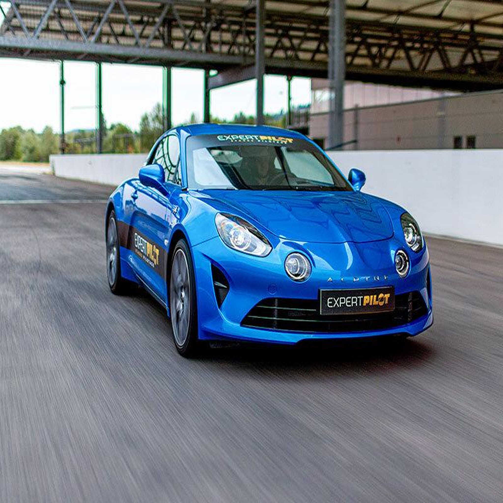 Voir la diapositive 3 : Smartbox Stage de pilotage : 5 tours sur le circuit de chambley en porsche cayman ou en alpine a110 - coffret cadeau sport & aventure
