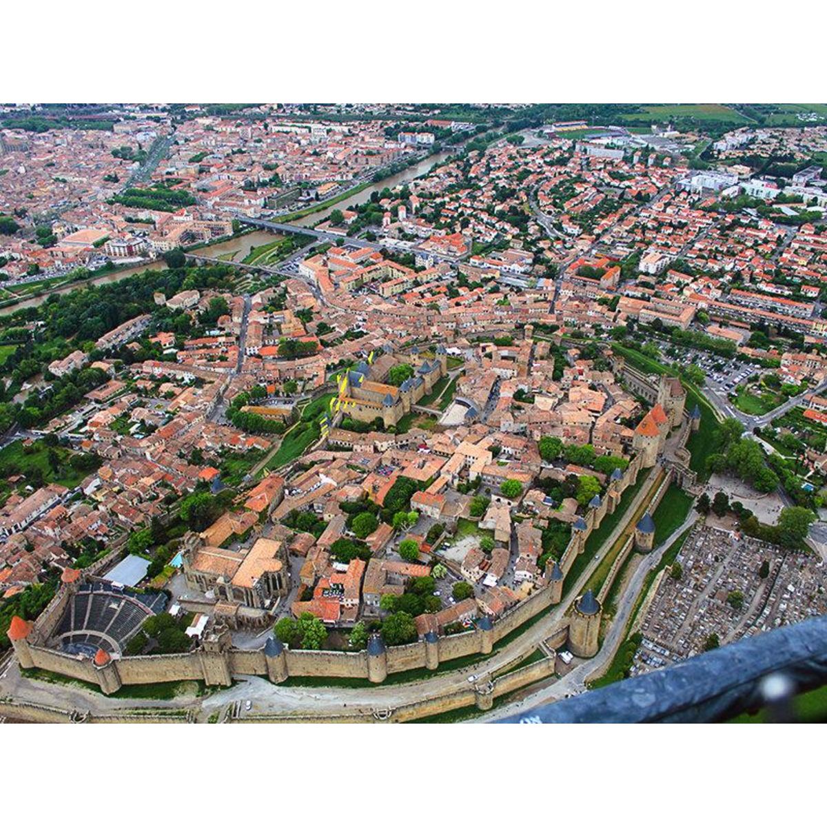 Smartbox Vol en hélicoptère de 30 min au-dessus de Carcassonne et ses environs - Coffret Cadeau Sport & Aventure