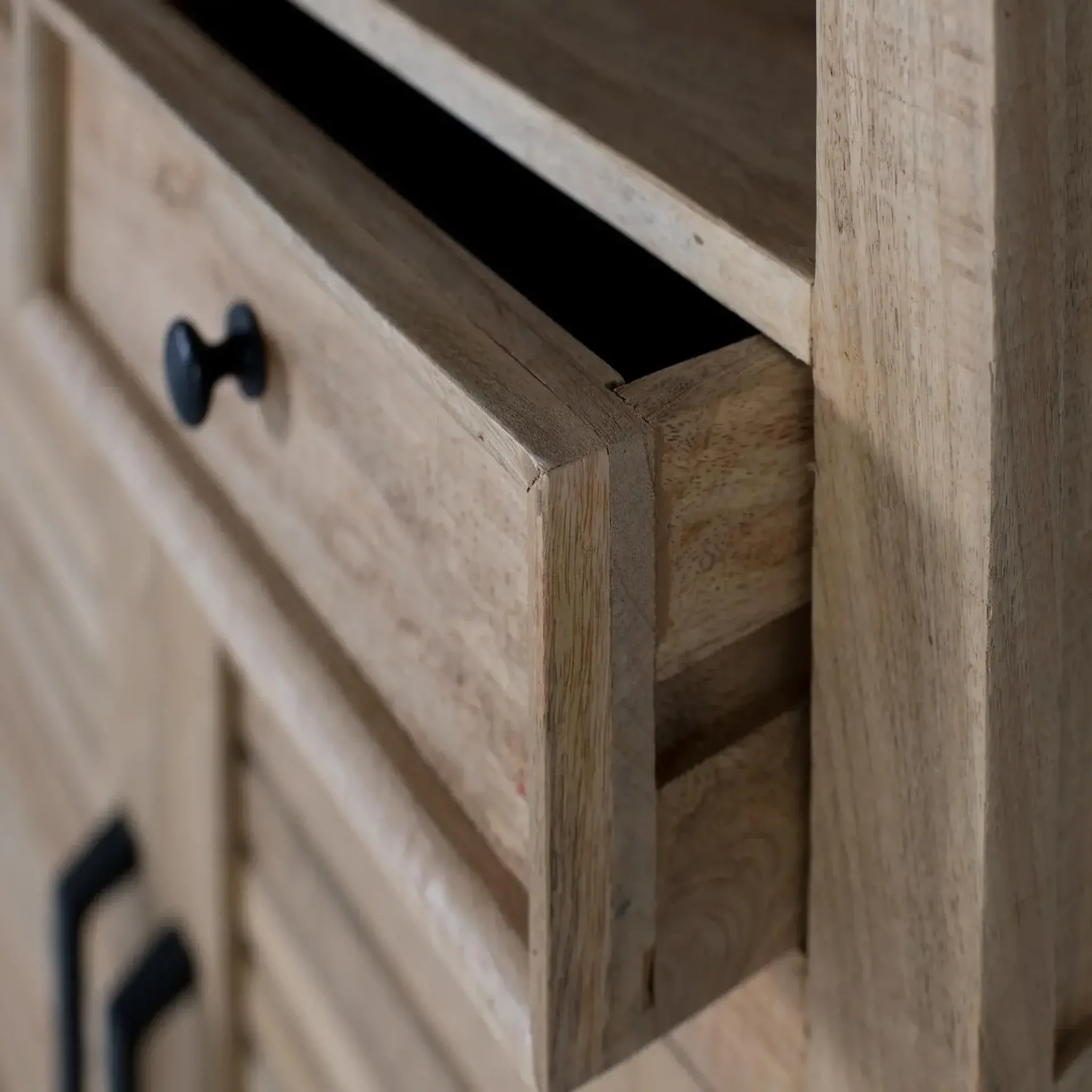 Voir la diapositive 3 : GINER Y COLOMER SL Bibliothèque en bois de manguier 90 cm style rustique contemporain