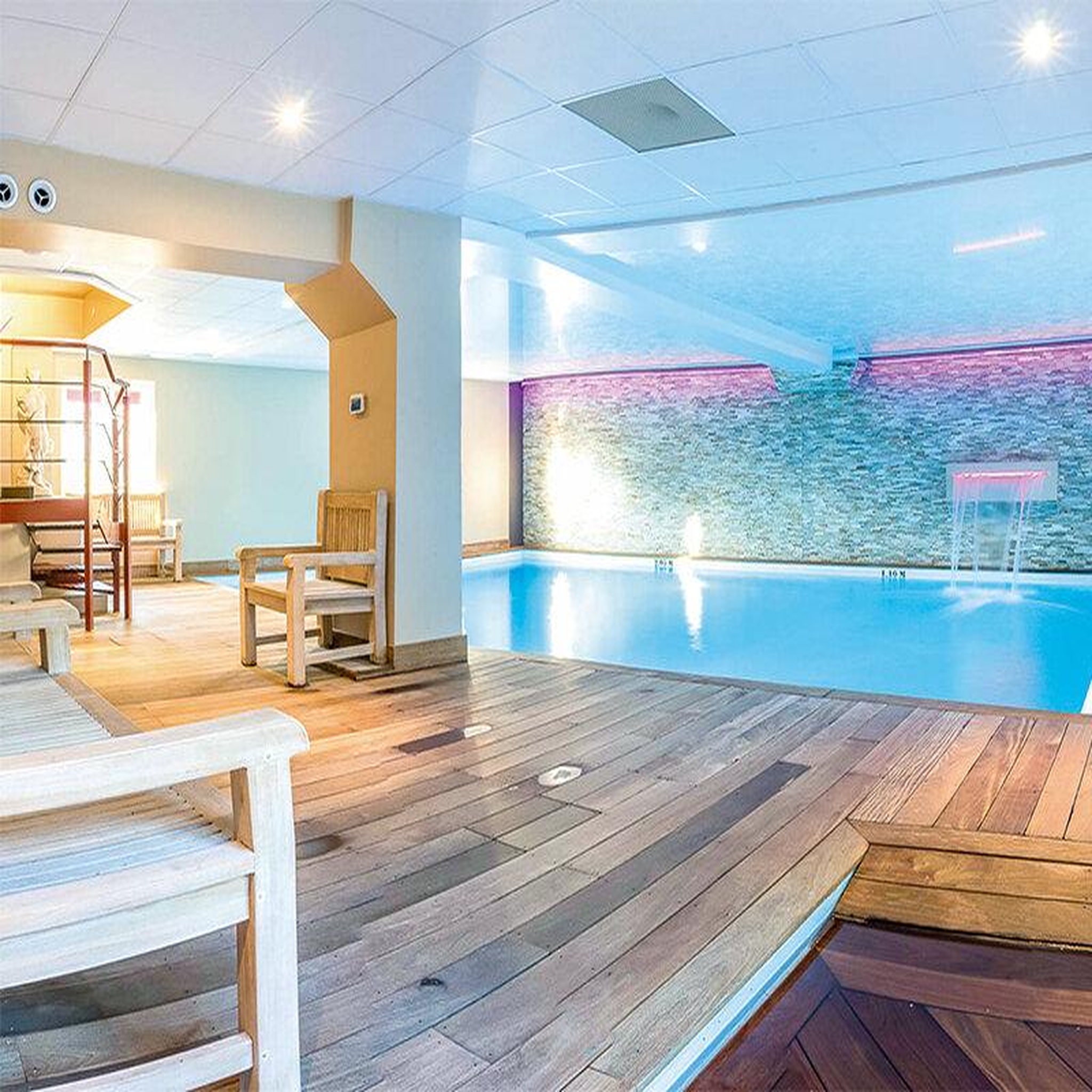 Voir la diapositive 4 : Smartbox Parenthèse bien-être en hôtel 4* à deauville avec modelage et accès au spa - coffret cadeau séjour