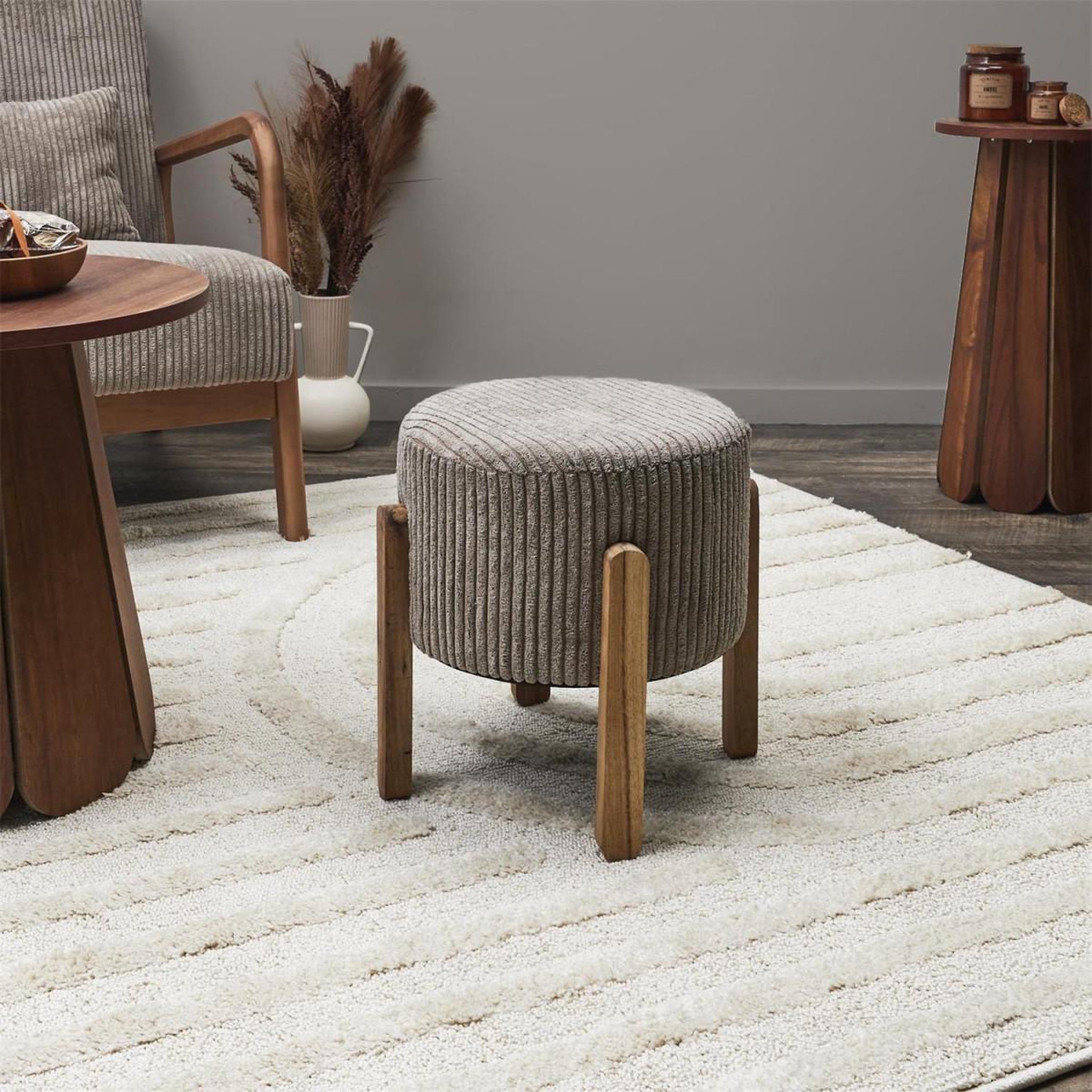 Voir la diapositive 3 : The Home Deco Factory Tabouret côtelé rond  scott  35cm taupe