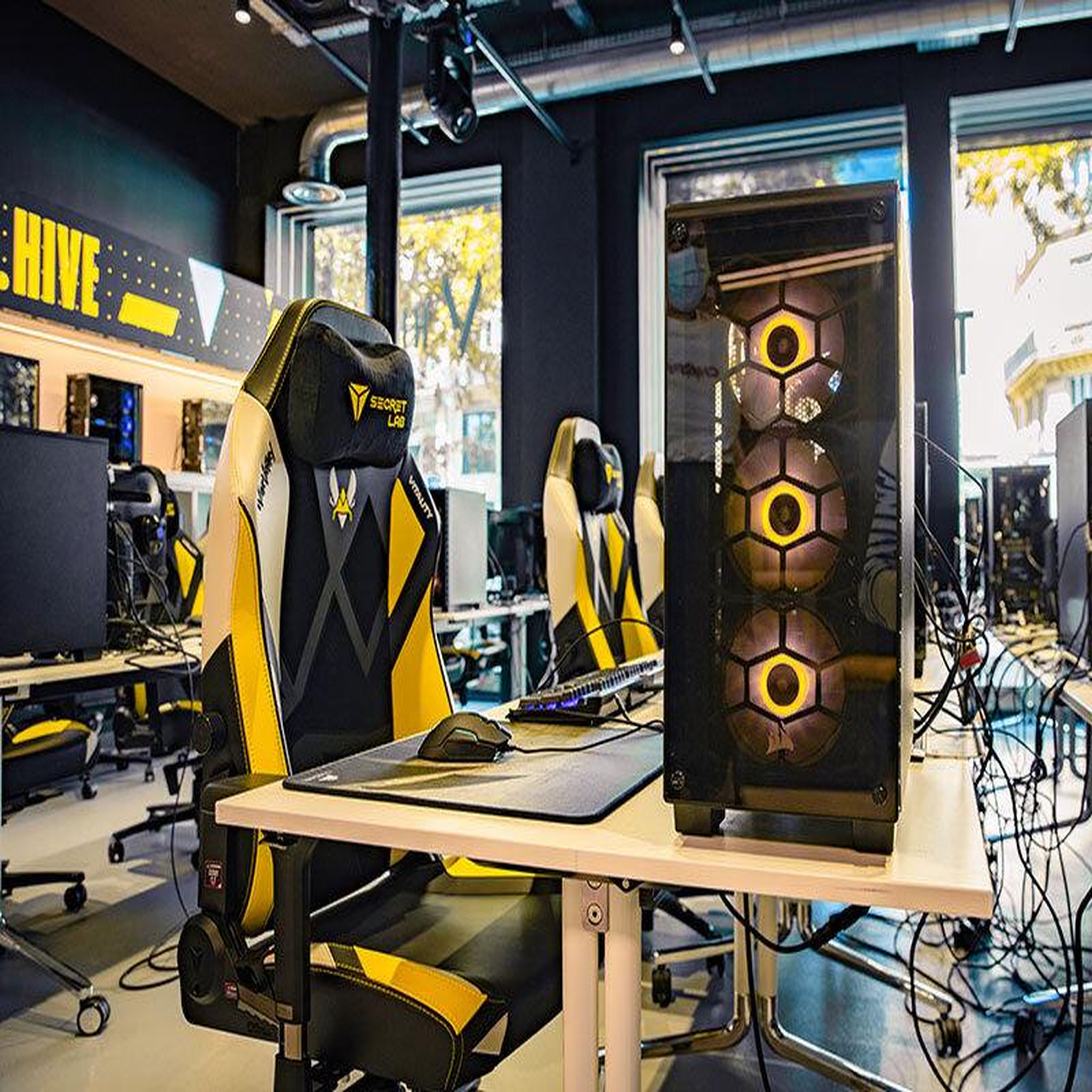 Voir la diapositive 3 : Smartbox E-sport à paris : 2h en espace privatif de team vitality pour 5 personnes - coffret cadeau sport & aventure