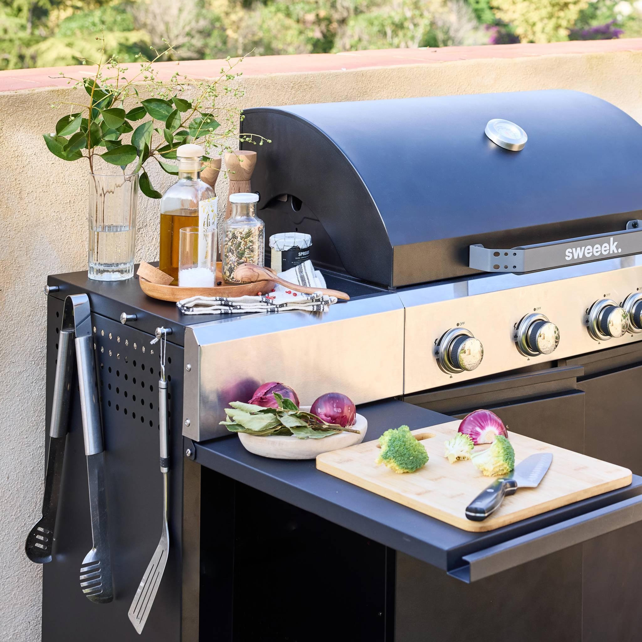 Voir la diapositive 5 : SWEEEK Barbecue gaz 4 brûleurs + 1 feu latéral MAXIM noir. Acier. thermomètre intégré. récupérateur de graisse. grille de chauffe. L 145.5 x P 61.5 x H 143.5cm