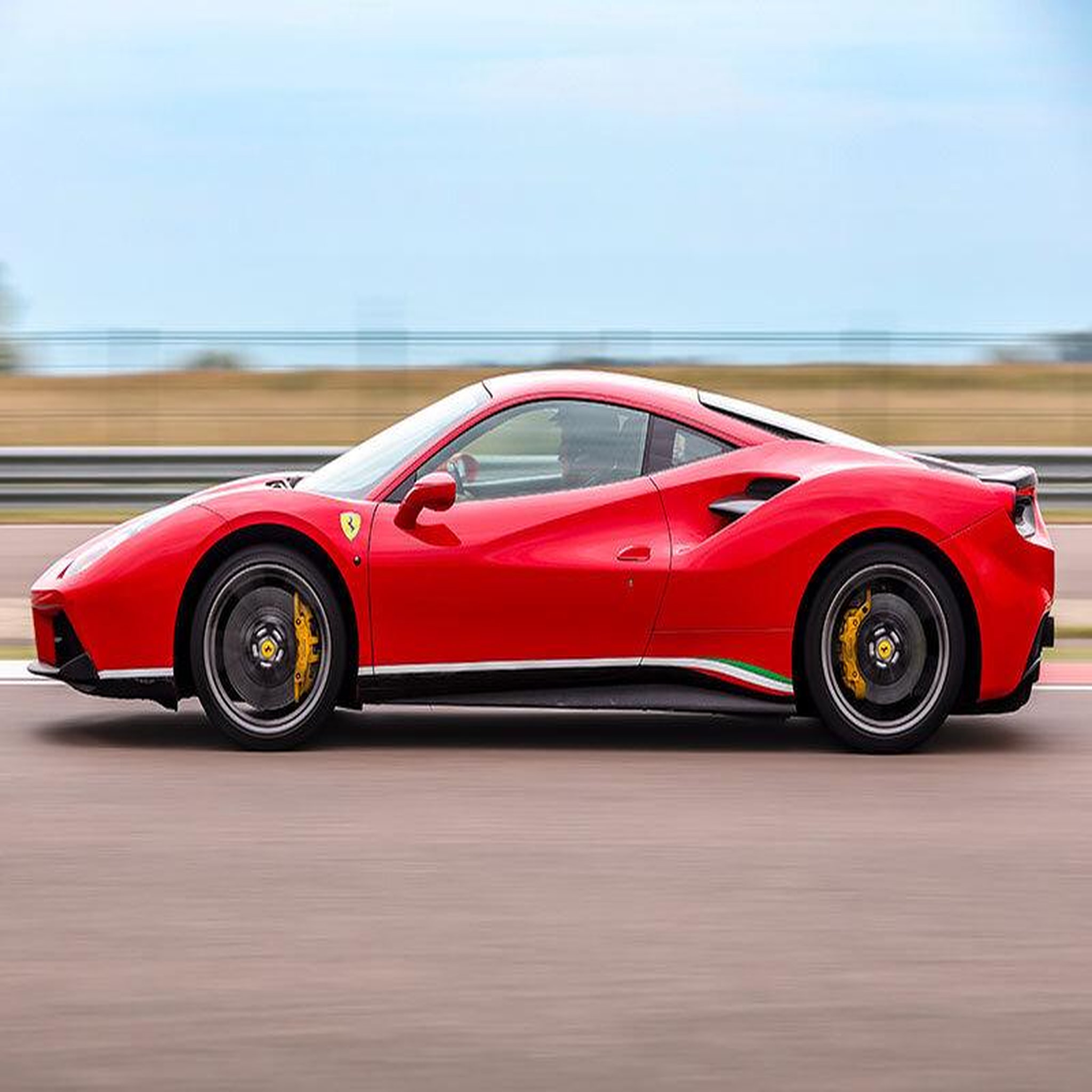 Voir la diapositive 3 : Smartbox Stage de pilotage multivolant : 2 tours en lamborghini gallardo et 2 tours en ferrari 488 sur le circuit du luc - coffret cadeau sport & aventure