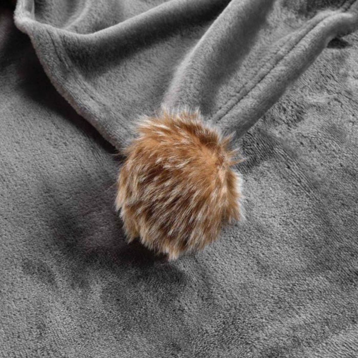 Paris Prix Plaid Flanelle Pompons  Snowy  125x150cm Gris