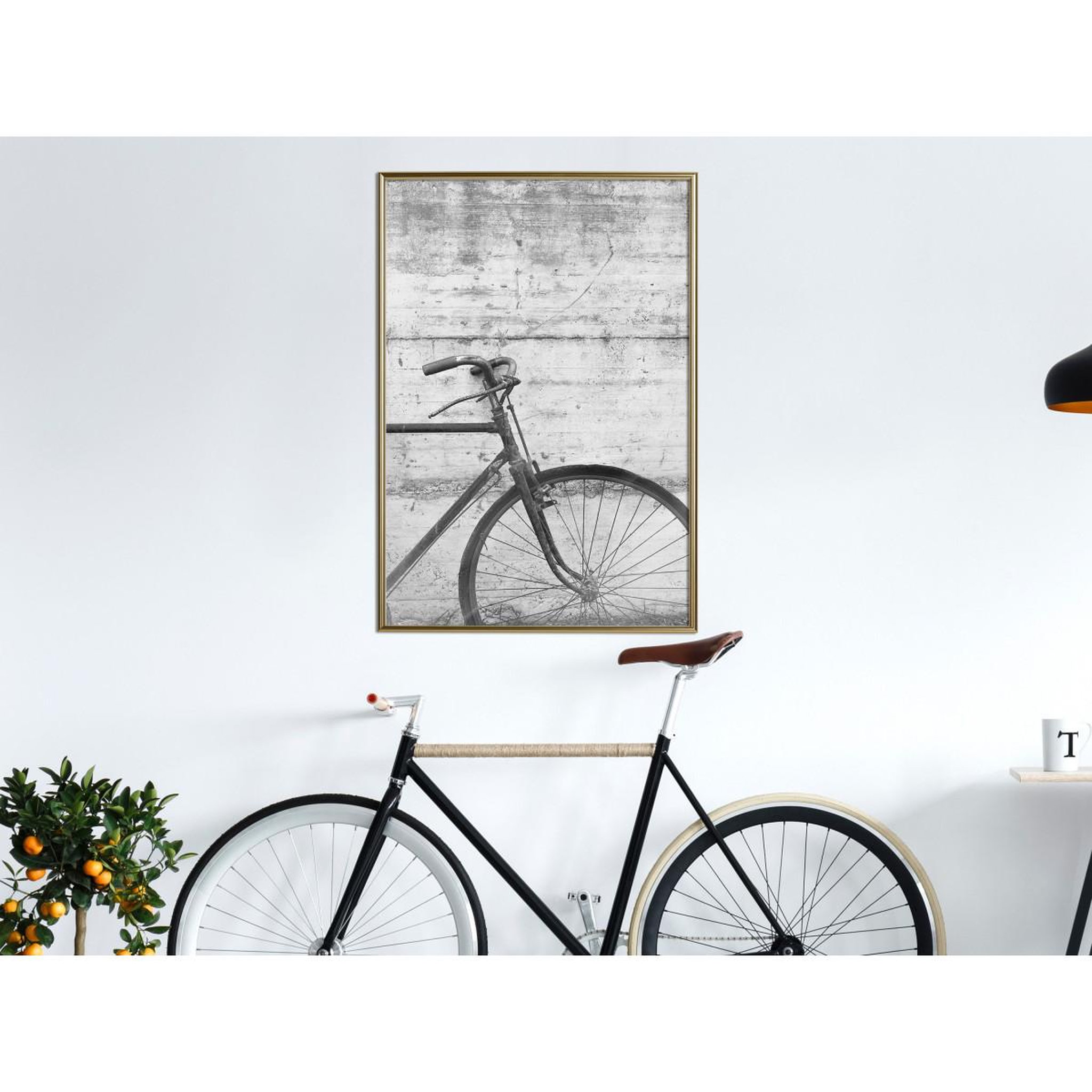 Voir la diapositive 2 : Paris Prix Affiche Murale Encadrée  Bicycle Leaning Against the Wall