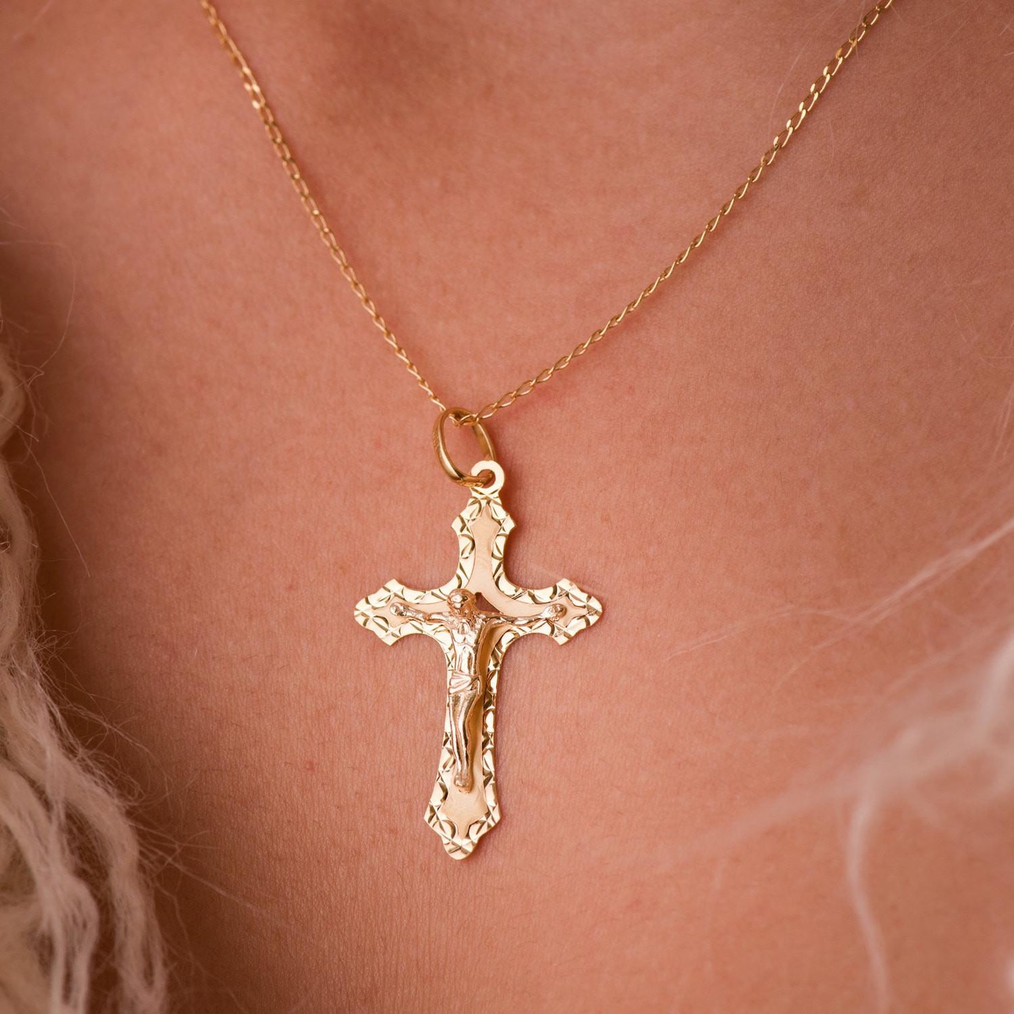 Voir la diapositive 2 : L'ATELIER D'AZUR Pendentif  - Médaille Christ sur la Croix Or 18 Carats 750 Jaune - Chaine Offerte