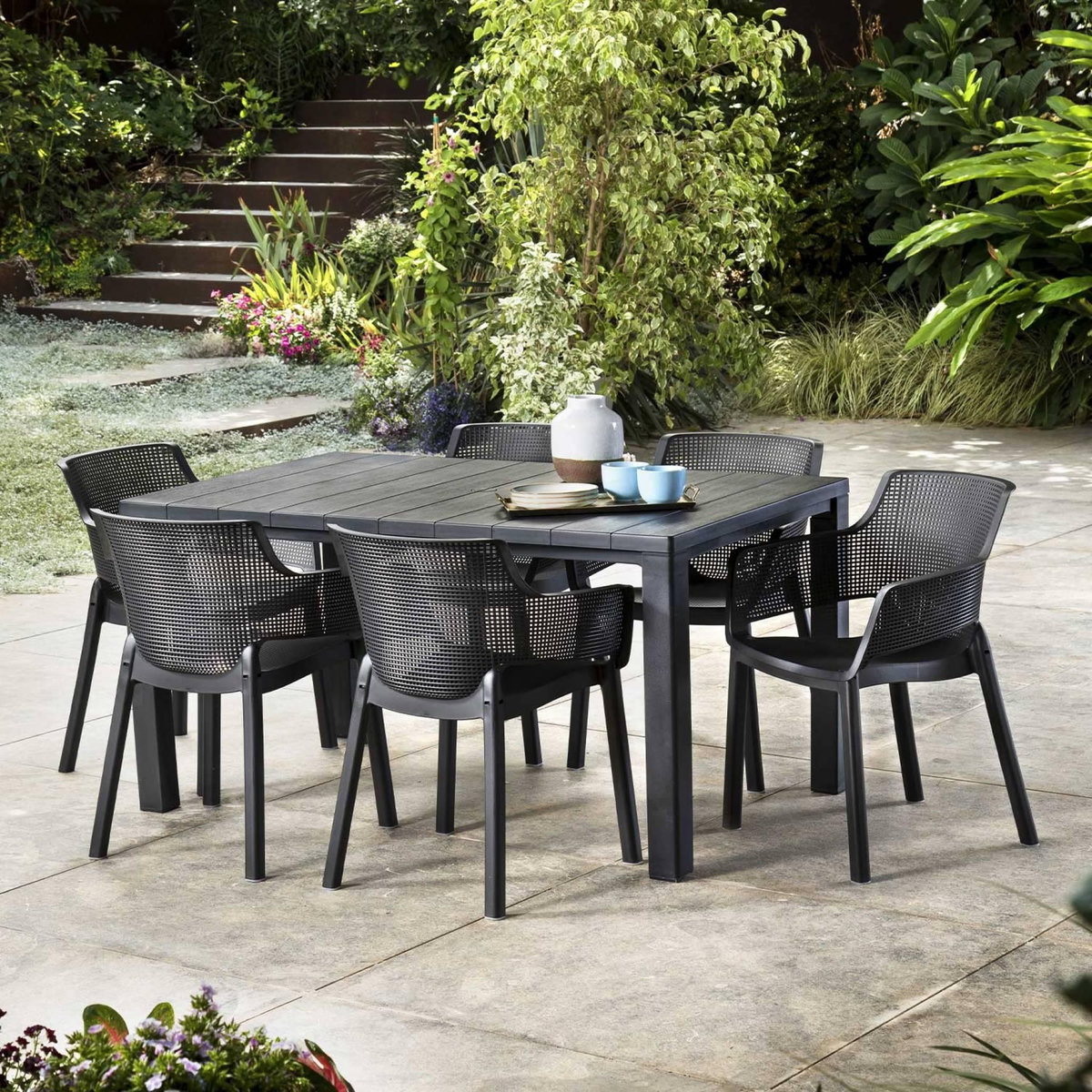 SWEEEK Table de jardin en résine de synthèse - Julie.  Rectangulaire. graphite. 147cm + 6 fauteuils de jardin empilables  Elisa