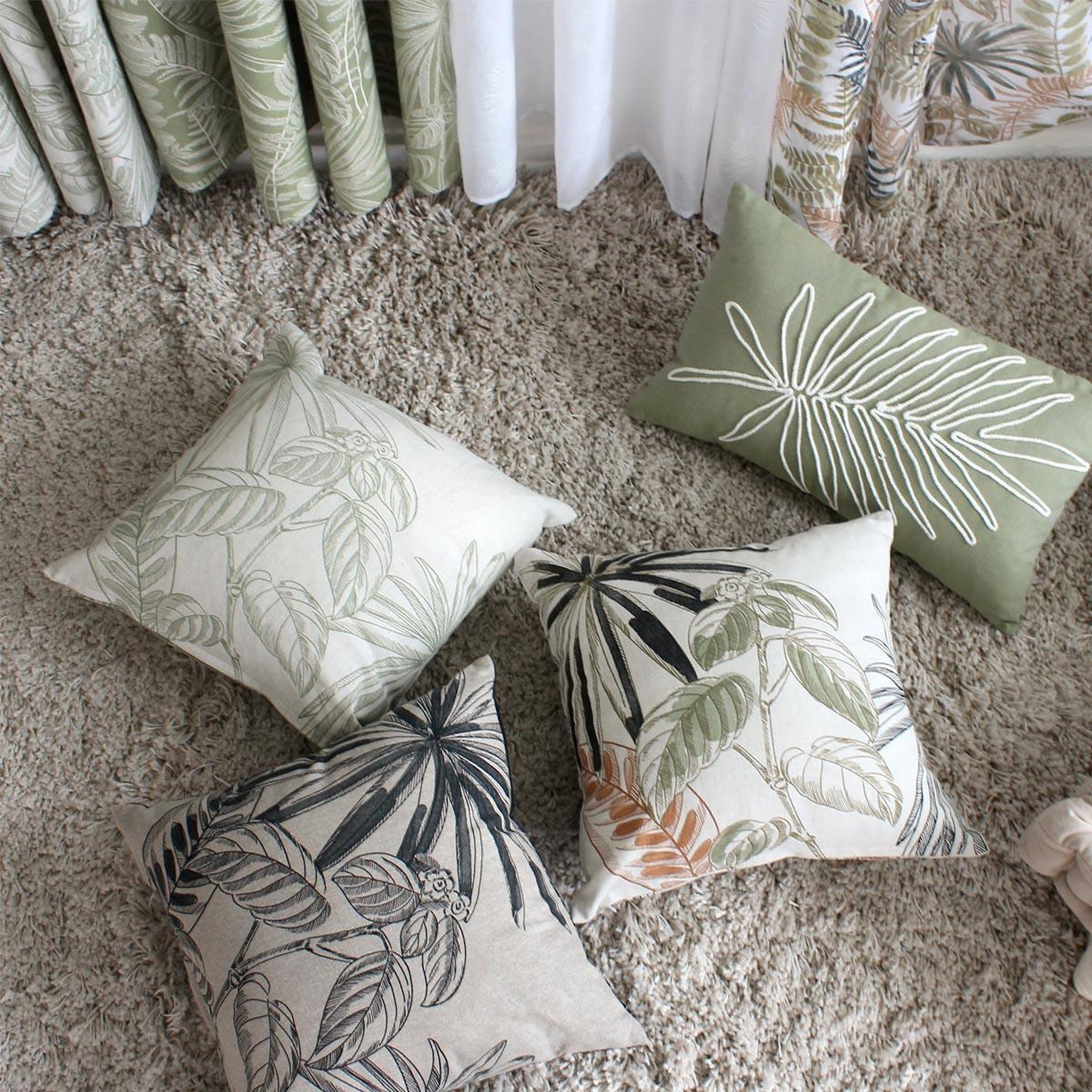 Voir la diapositive 3 : ENJOY HOME Coussin déco imprimé  mambo  40x40cm multicolore