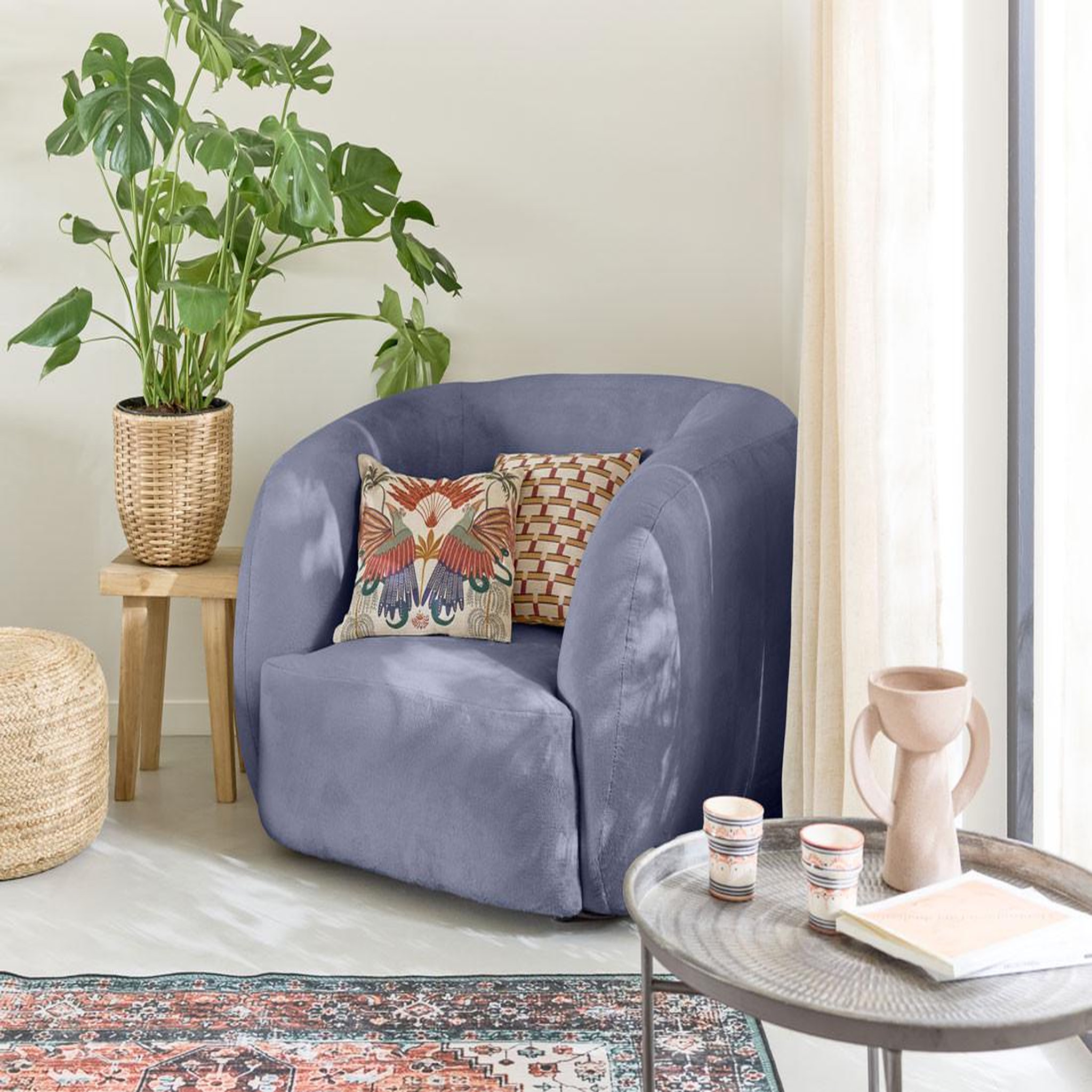 Voir la diapositive 1 : LISA DESIGN Ernee - fauteuil cocon - en velours