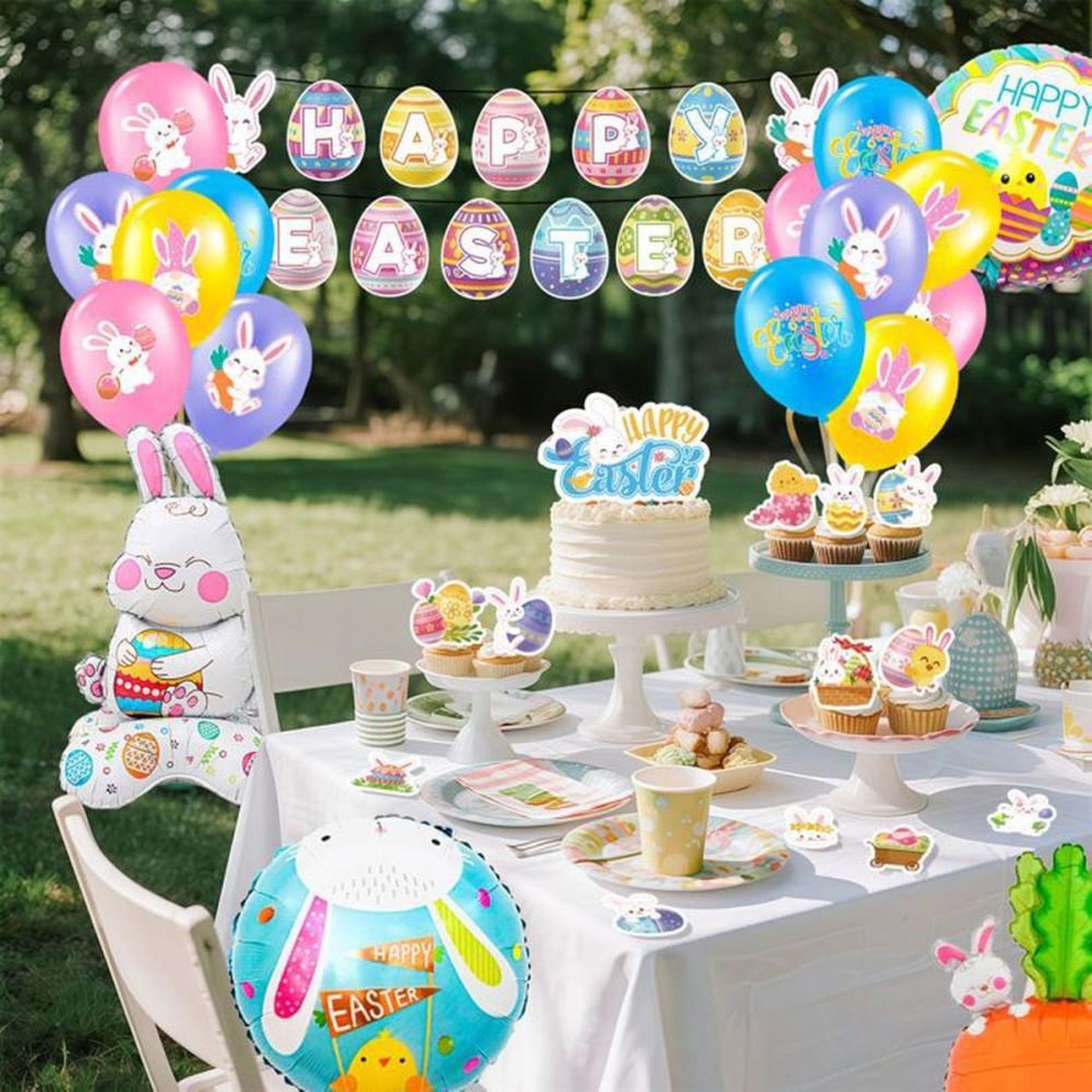 Voir la diapositive 4 : Kit décoration Pâques Lapin Happy Easter : banderole, décor de fond, 20 ballons multicolores ronds et 24 pics cupcakes