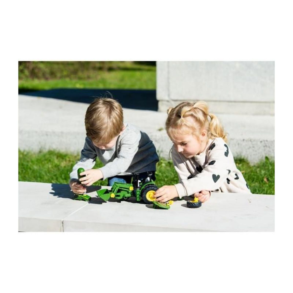 Klein Tracteur a monter John Deere - KLEIN - 3977 - Chargeur frontal, contrepoids d'équilibrage et tournevis - Echelle 1/24e - Des 3