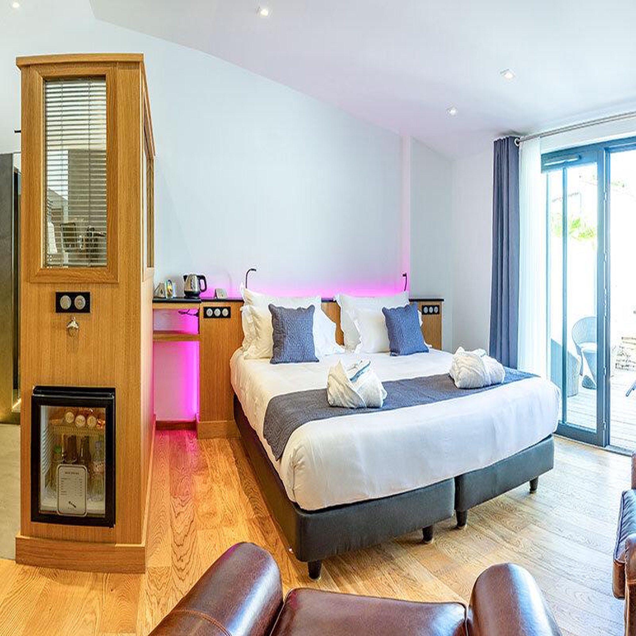 Voir la diapositive 2 : Smartbox 2 jours en suite avec dîner et séance de fauteuil massant dans un hôtel 4* sur l'Île de Ré - Coffret Cadeau Séjour