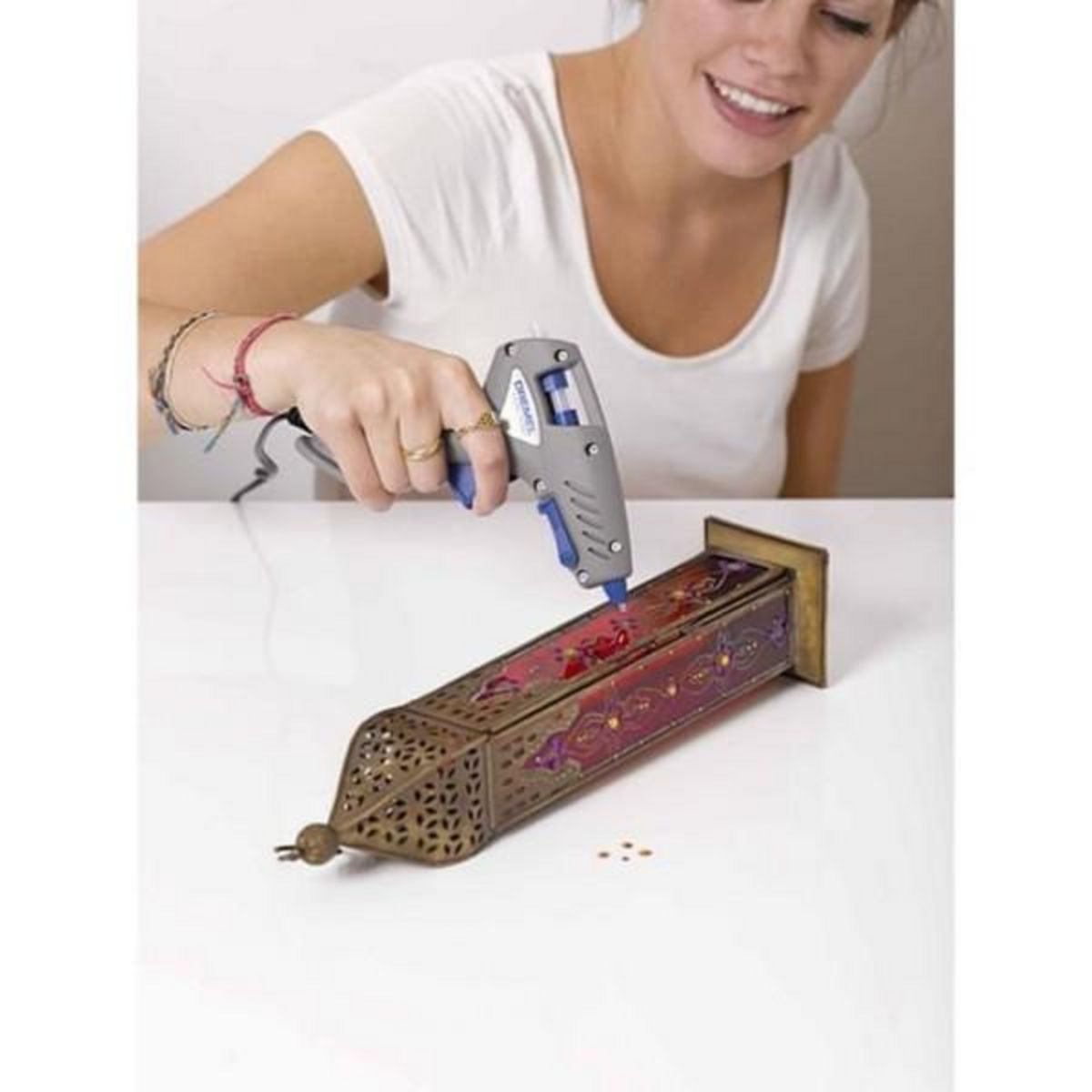 Dremel Pistolet a colle DREMEL 940 - Température de Chauffe 195°C - Avec Cordon Amovible + 3 Bâtons de Colle 11mm