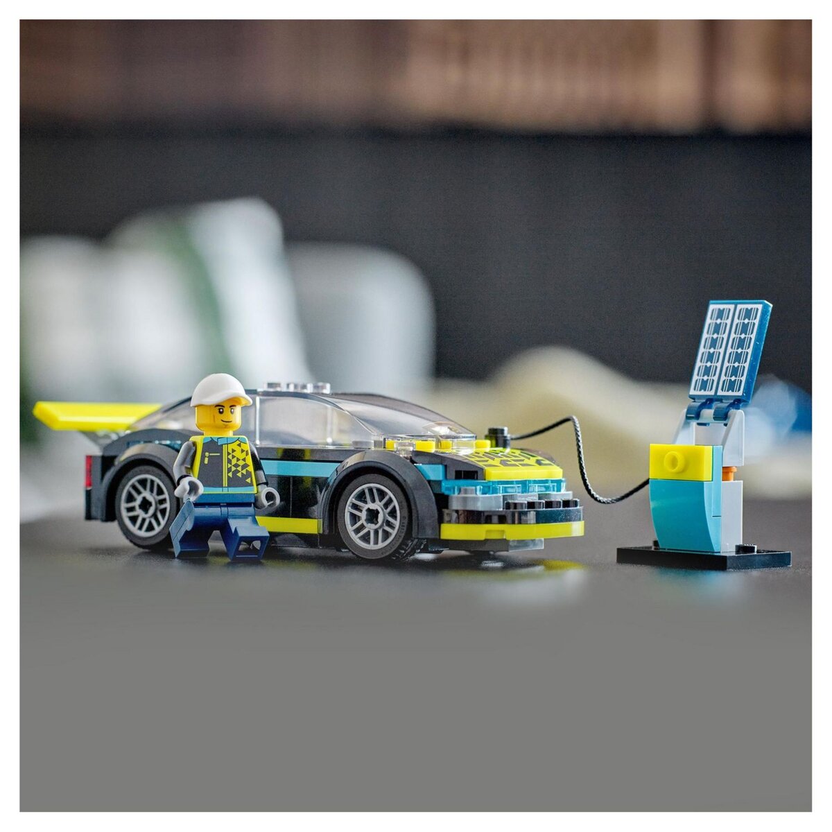 LEGO City 60383 La Voiture de Sport Électrique, Jouet pour Garçons et Filles de 5 Ans, Set de Voiture de Course