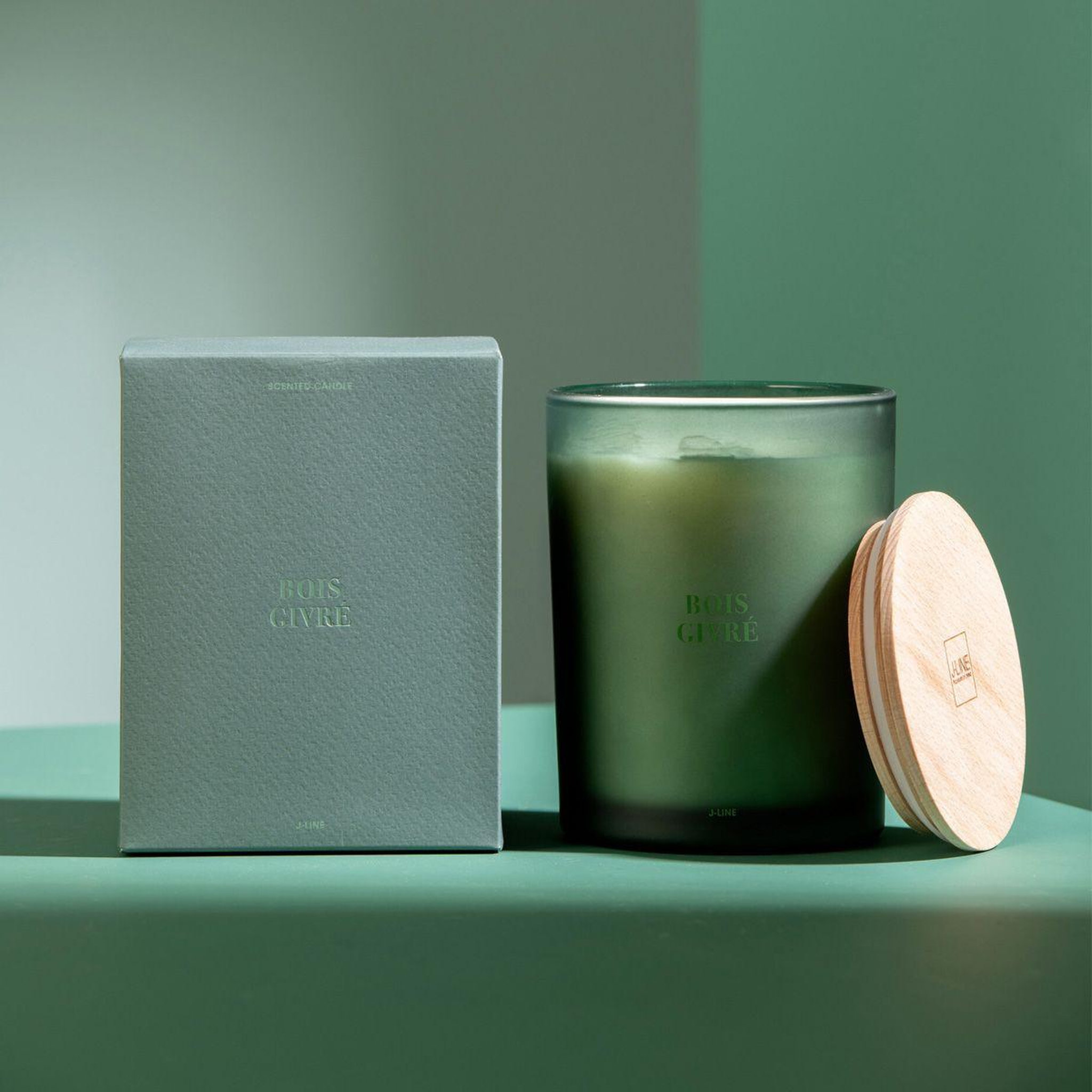 Voir la diapositive 5 : J-LINE Bougie parfumée  accords essentiels  14cm bois givré