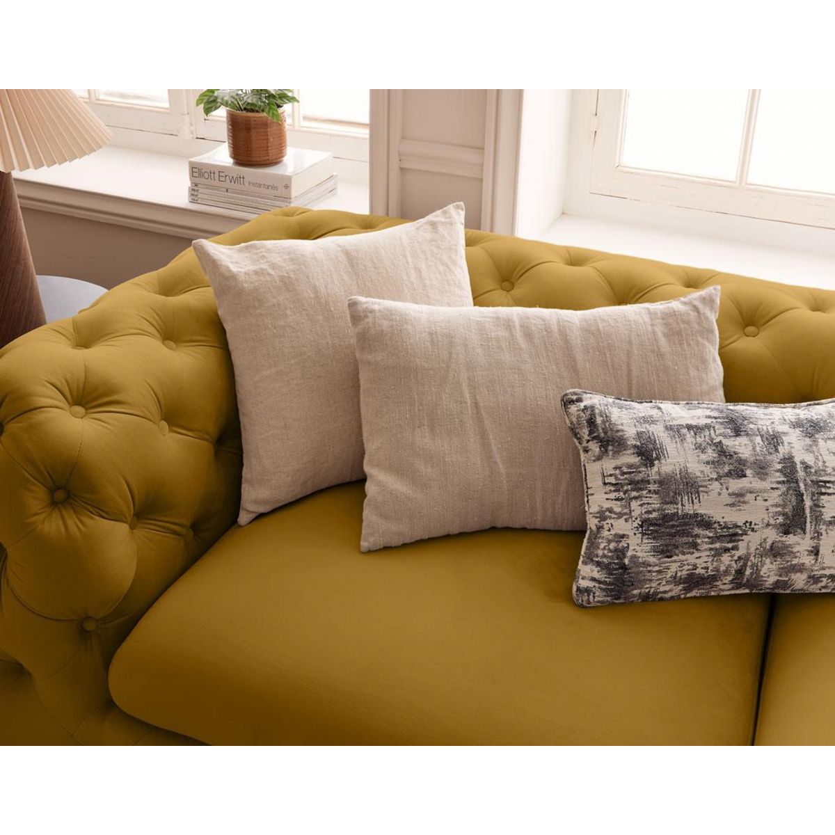 LISA DESIGN Camden - canapé 3 places chesterfield en velours - pieds en métal doré