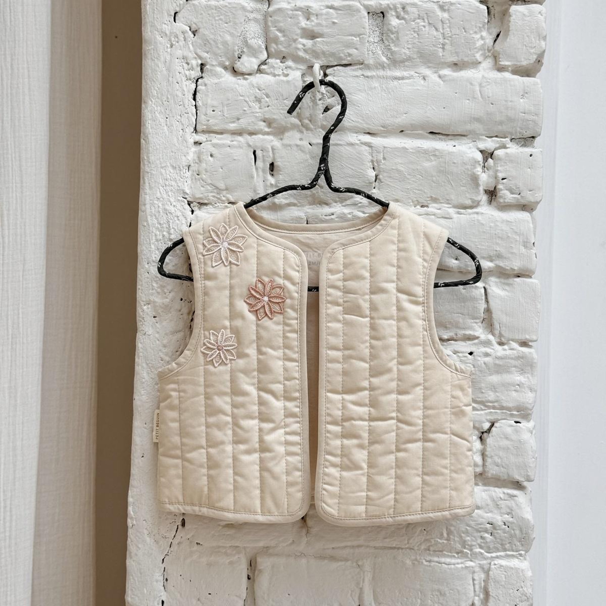 Voir la diapositive 5 : Petit Béguin Veste sans manches enfant en popeline poésie d'été