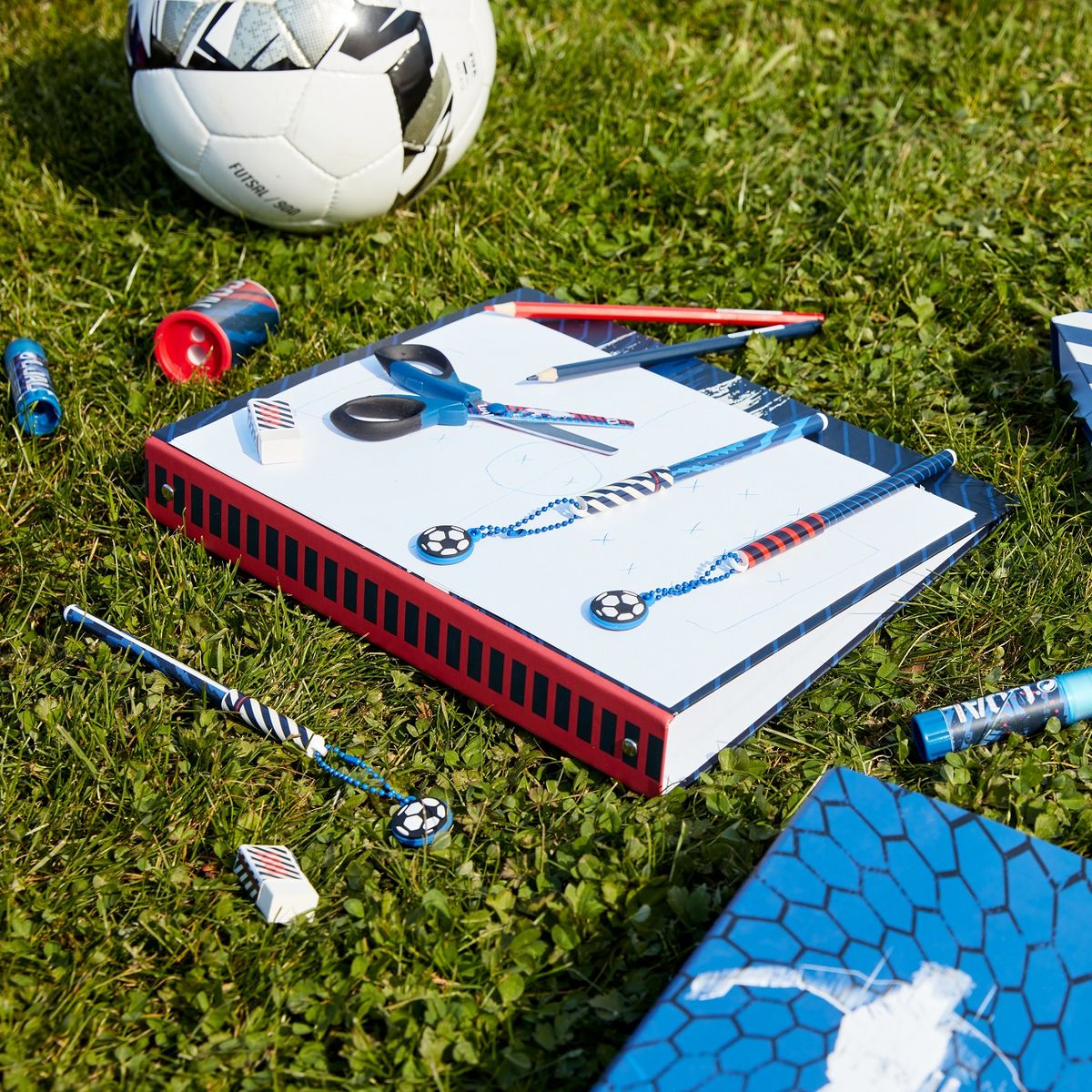 AUCHAN Lot de 4 mini gommes 3 formes assorties FOOTBALL