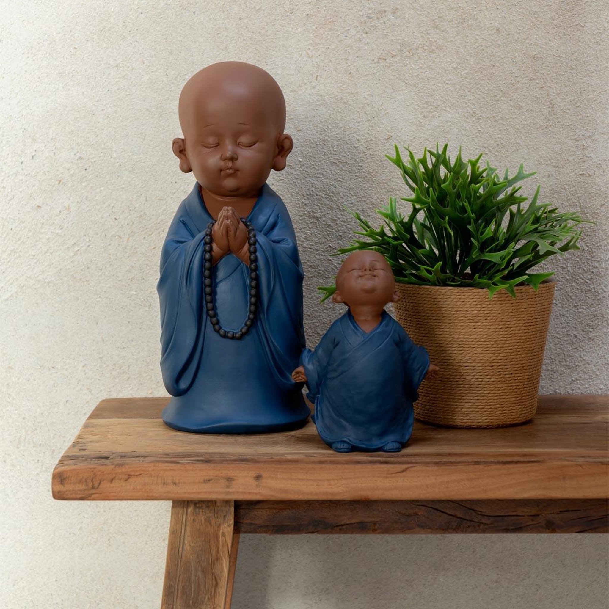 Voir la diapositive 5 : J-LINE Statuette moine prière  grady  32cm bleu