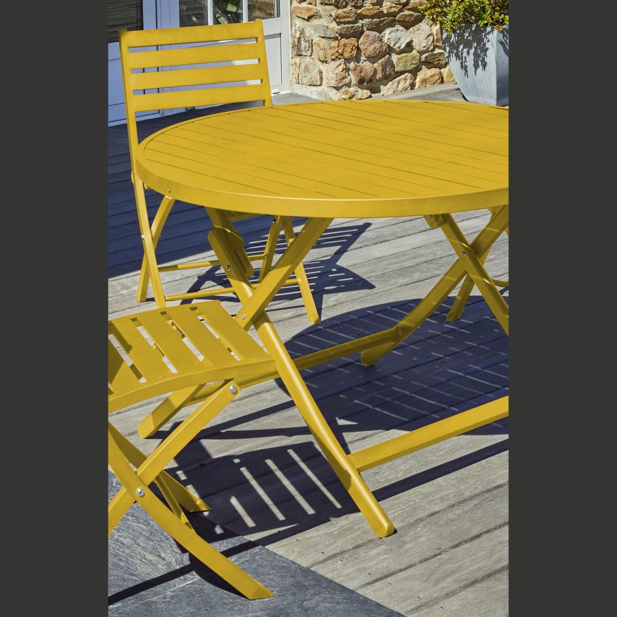 DCB GARDEN Table de jardin ronde pliante - 4/6 places - Aluminium - Jaune moutarde - MARIUS