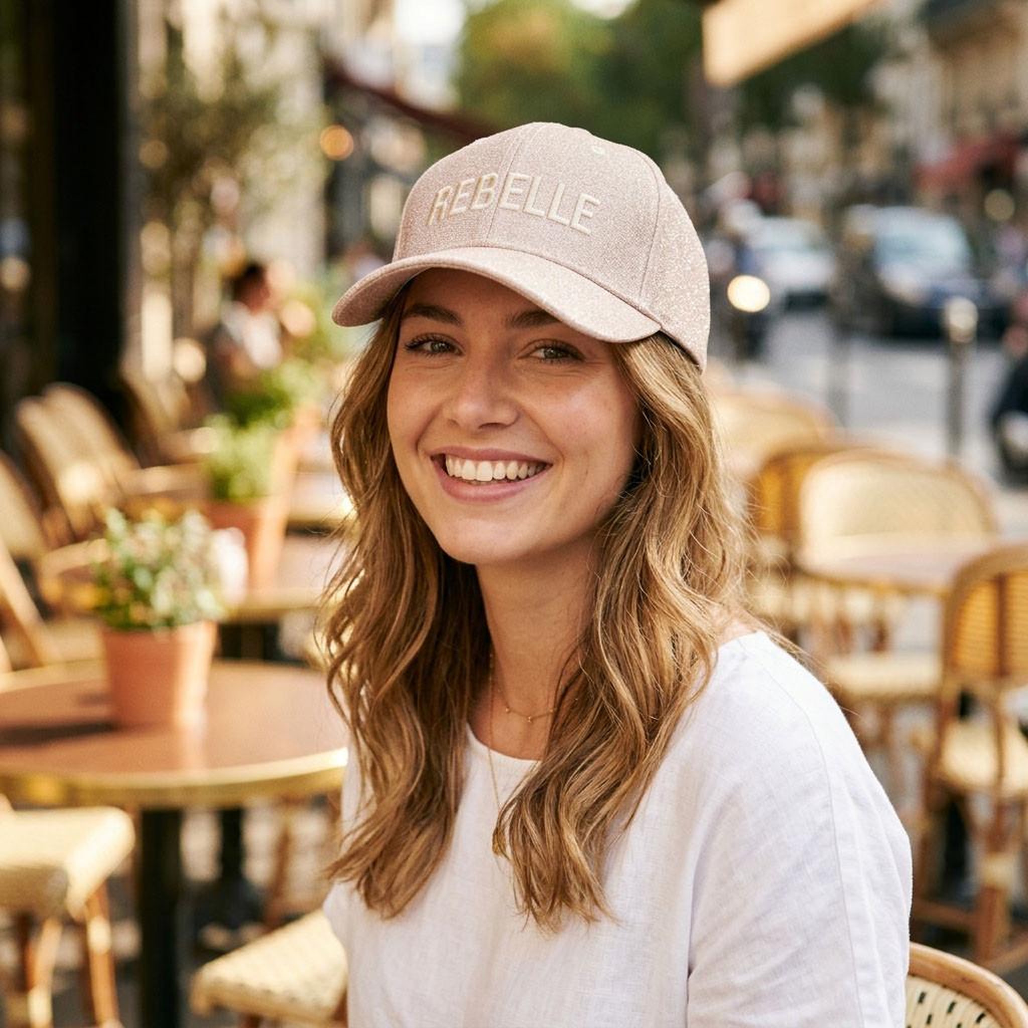 Voir la diapositive 2 : OZABI OZABI Lot 2 Casquettes Pailletées Femme – Message Brodé Fantaisie Humoristique