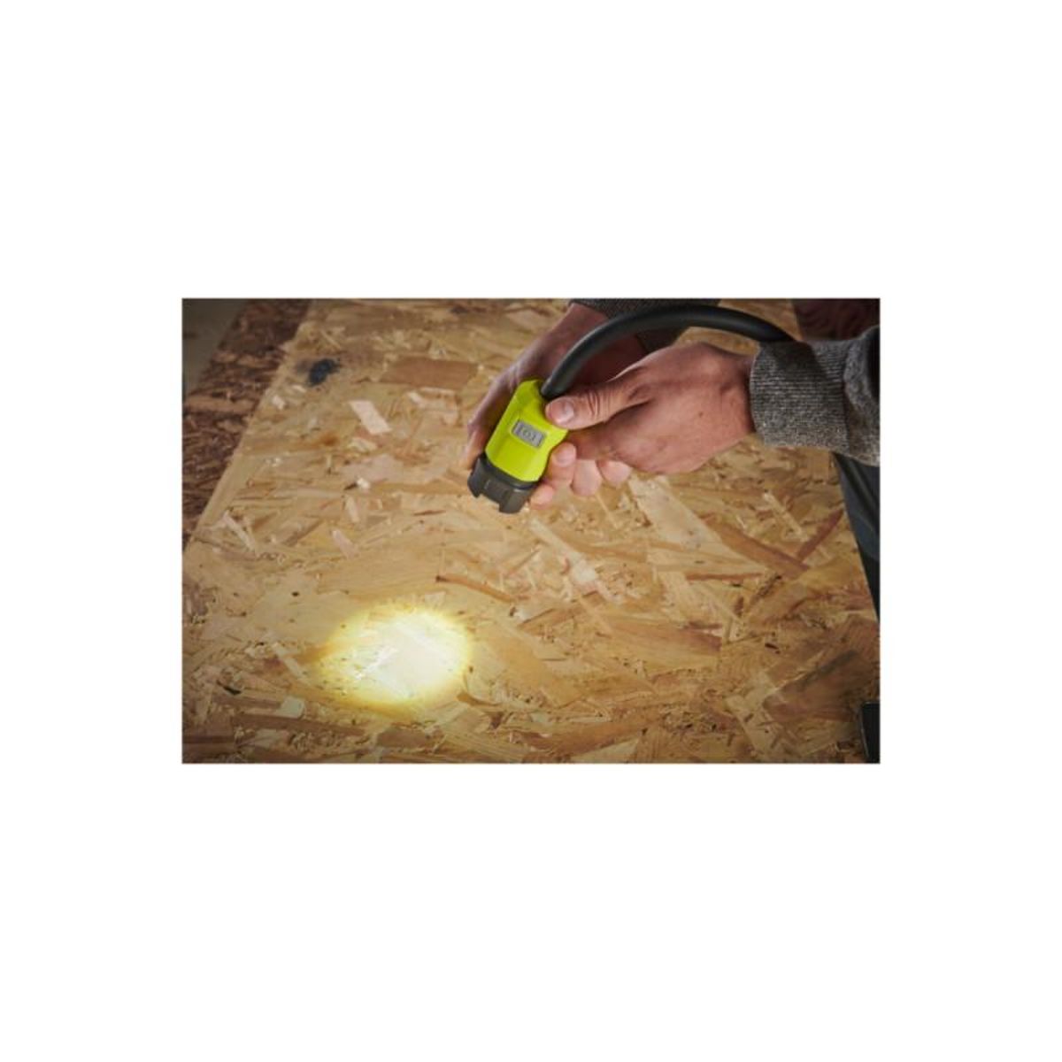 Ryobi Lampe sur pince RYOBI RLCF18-0 - 18V One+ - 400 lumens - sans batterie ni chargeur