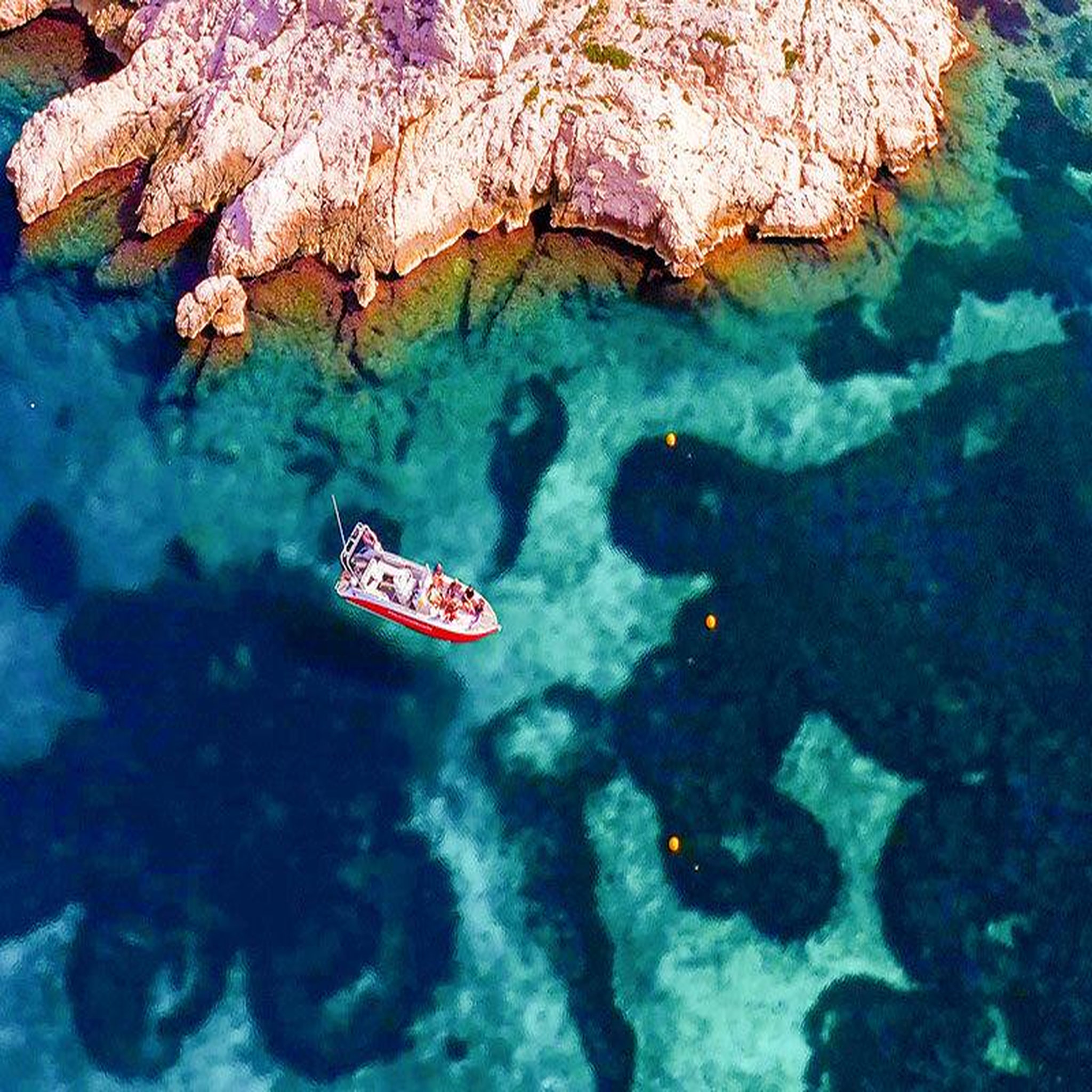 Voir la diapositive 2 : Smartbox Excursion en bateau de 3h dans les calanques au coucher du soleil avec rosé - coffret cadeau sport & aventure