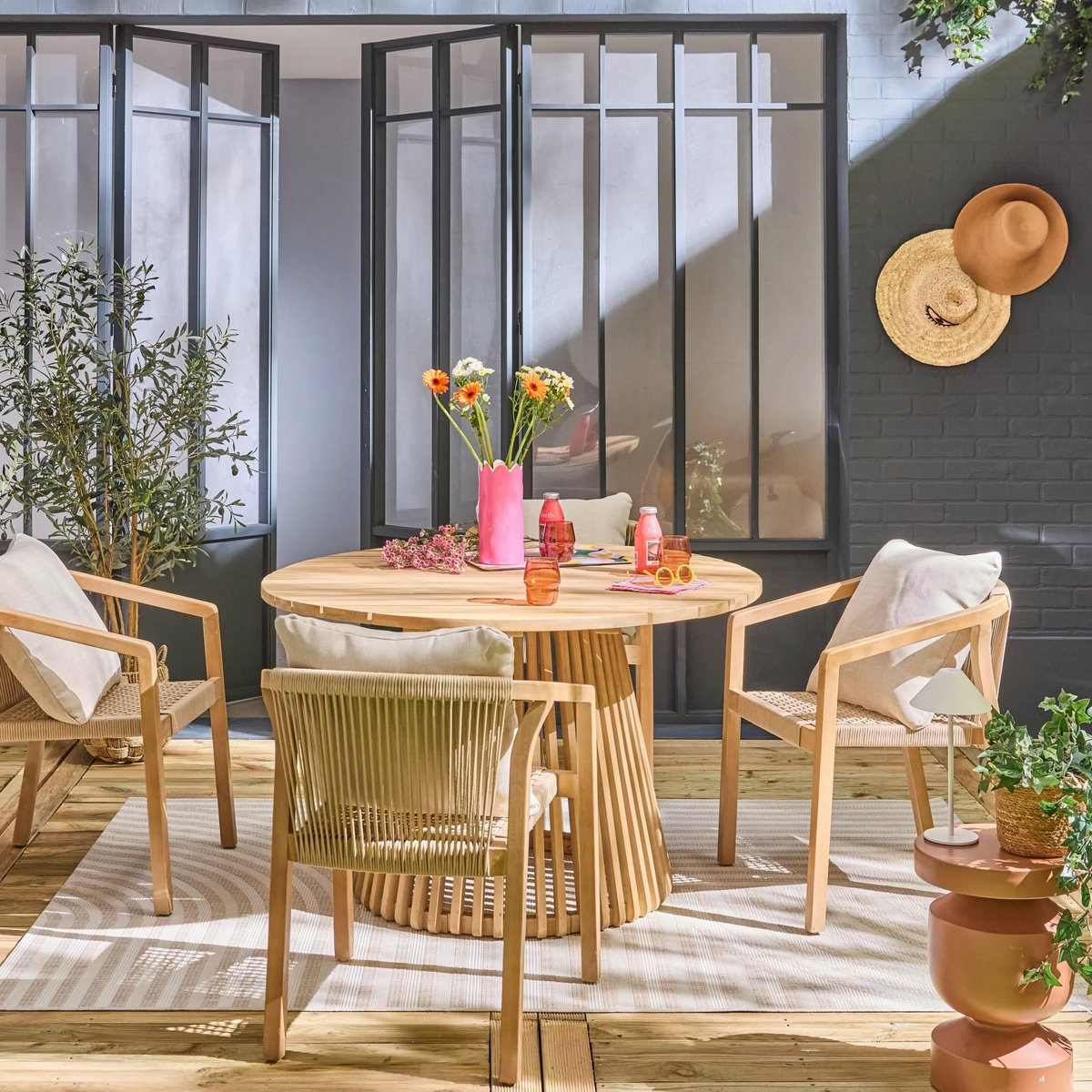 SWEEEK Table à manger intérieur/extérieur bois d'acacia + 4 assises en bois et corde beige