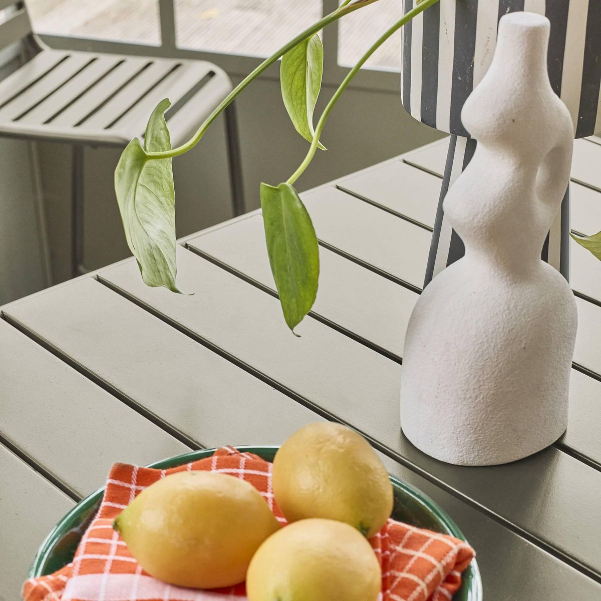 SWEEEK Table haute de jardin métal 4 places, Amelia 120 x 70cm x 95cm