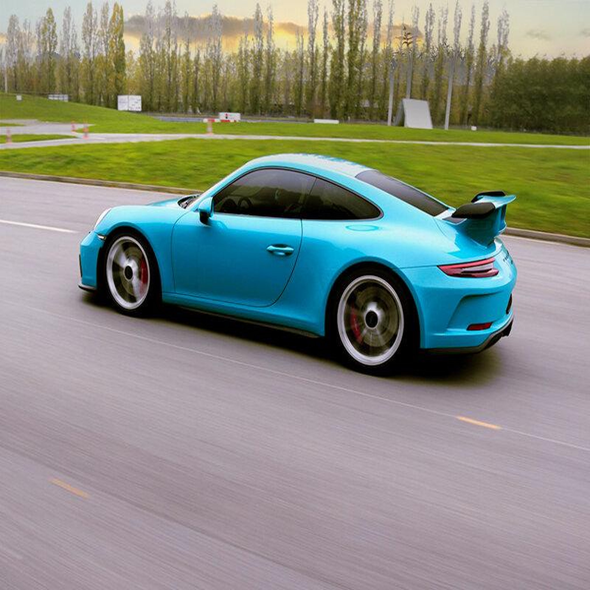 Voir la diapositive 3 : Smartbox Stage de pilotage : 5 tours sur le circuit de Pont-l'Évêque en Porsche 991 GT3 - Coffret Cadeau Sport & Aventure
