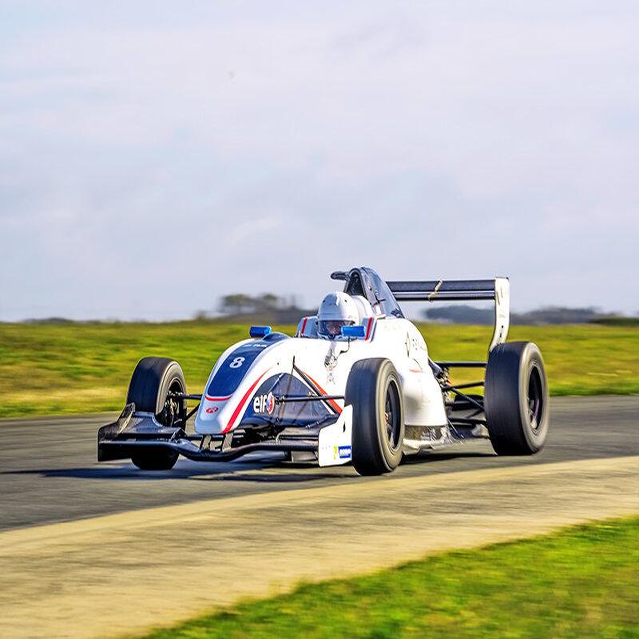 Voir la diapositive 2 : Smartbox Stage de pilotage : 5 à 10 tours en Formule Renault - Coffret Cadeau Sport & Aventure