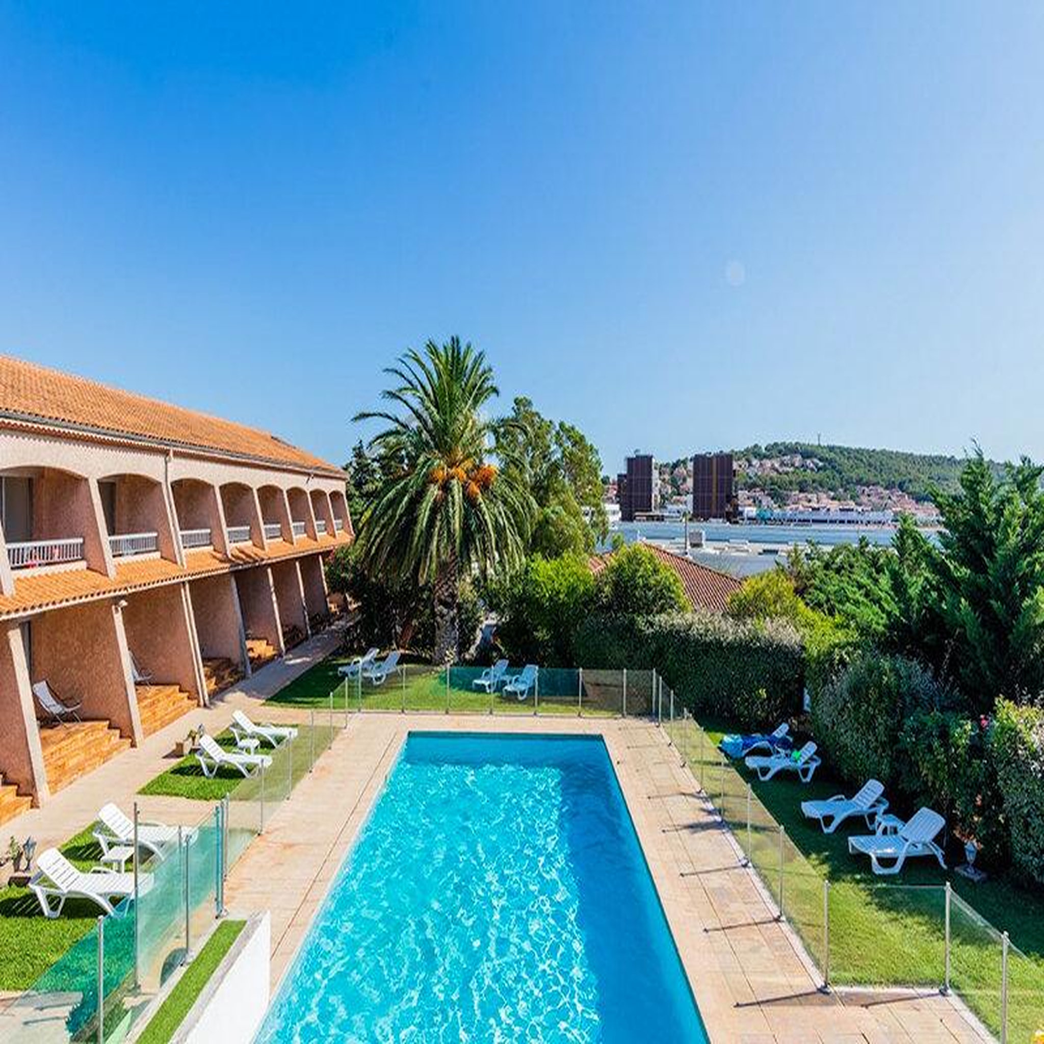 Voir la diapositive 4 : Smartbox Escapade ensoleillée en famille : 2 jours en chambre duplex près de toulon - coffret cadeau séjour