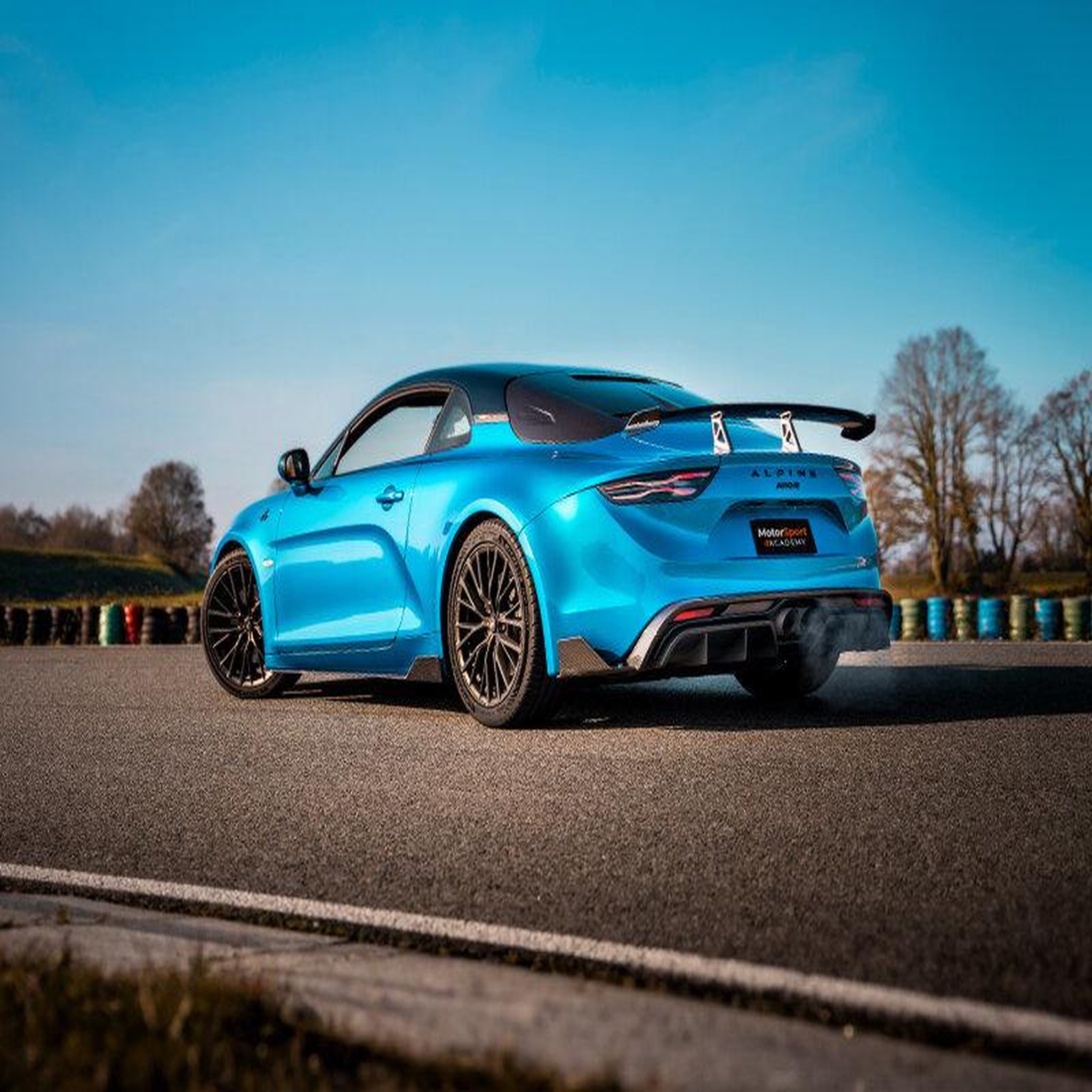 Voir la diapositive 3 : Smartbox Stage de pilotage : 2 tours sur le circuit de Pouilly-en-Auxois en Alpine A110 R - Coffret Cadeau Sport & Aventure