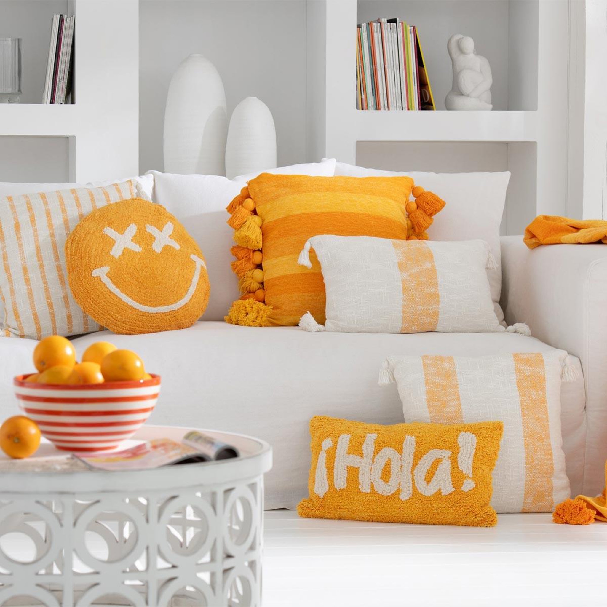Voir la diapositive 3 : J-LINE Coussin déco à pompons  polly  50x50cm orange