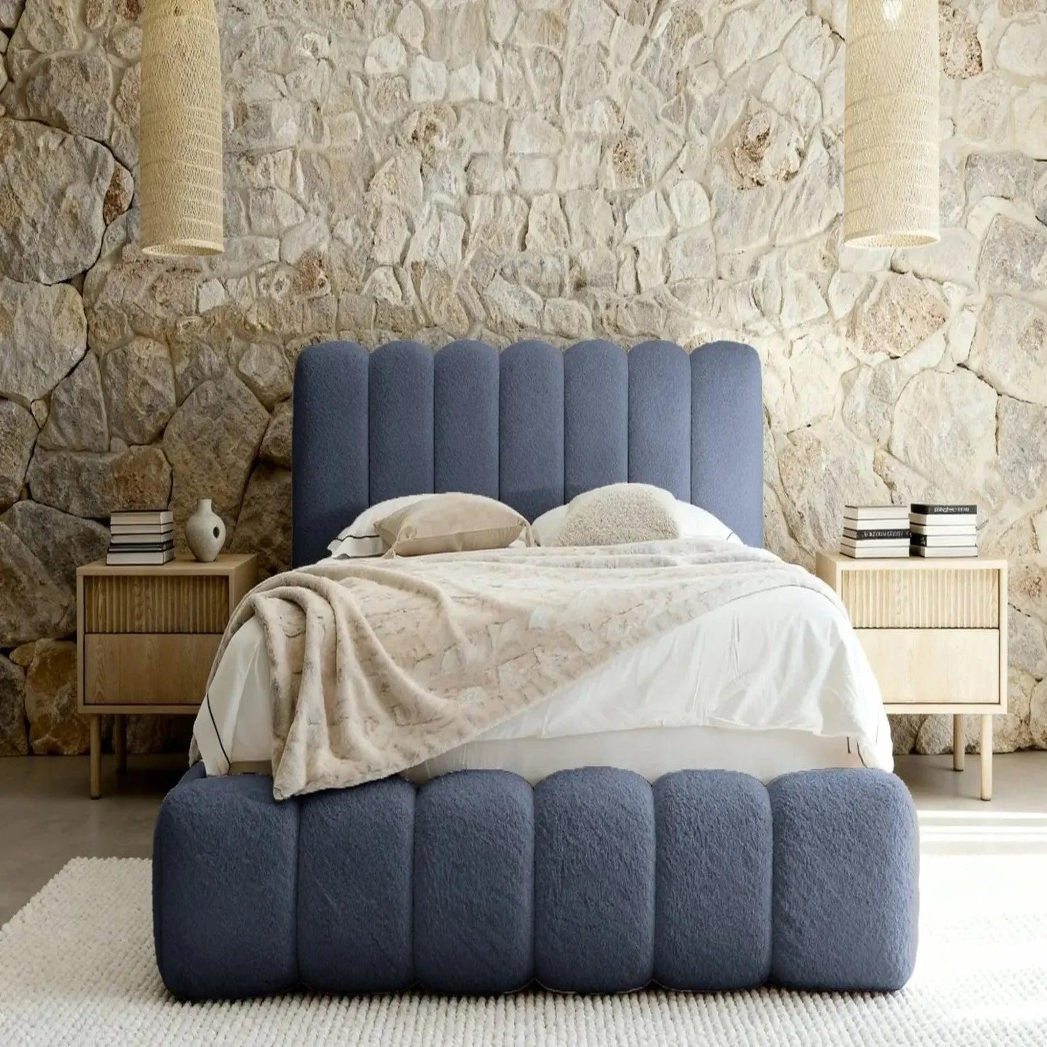 Voir la diapositive 3 : CASANOVA PARIS Garance - lit coffre tissu chenille