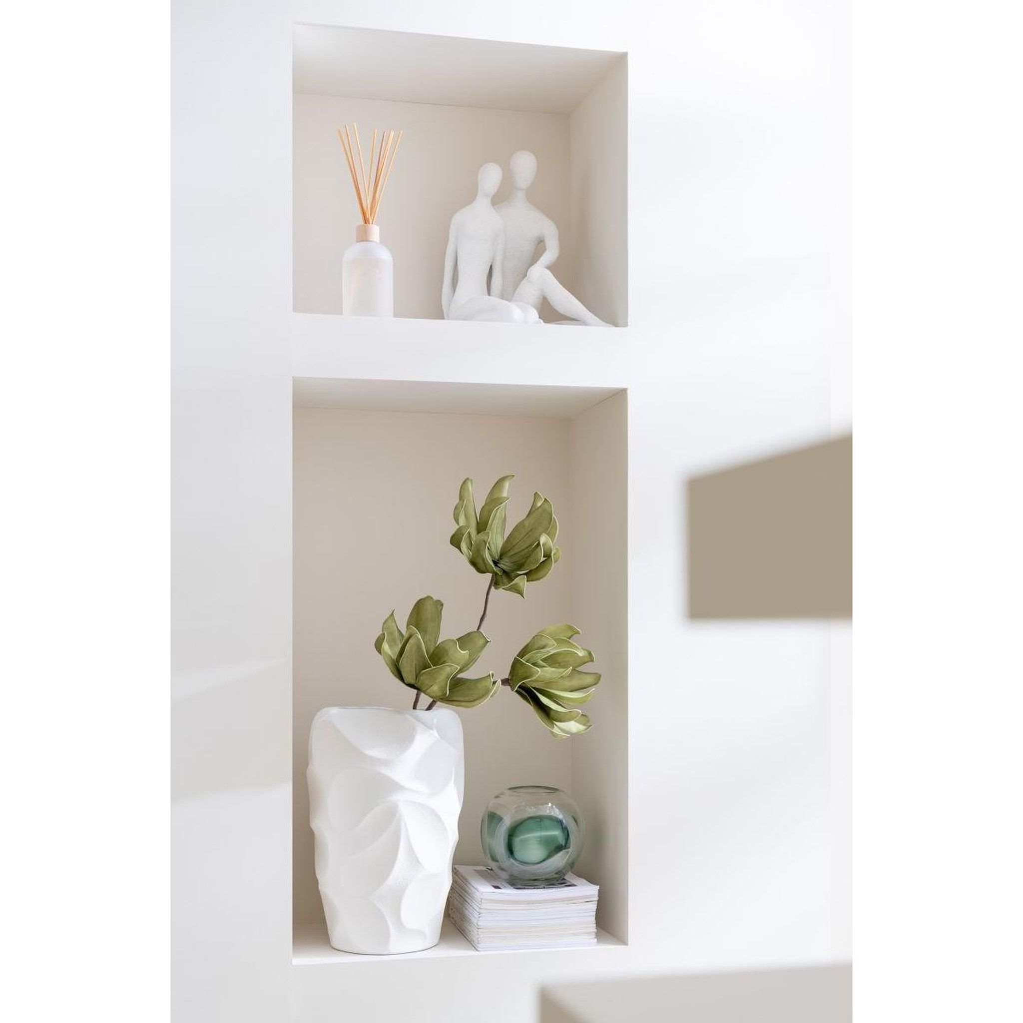 Voir la diapositive 4 : J-LINE Statuette couple assis  moderne  35cm blanc