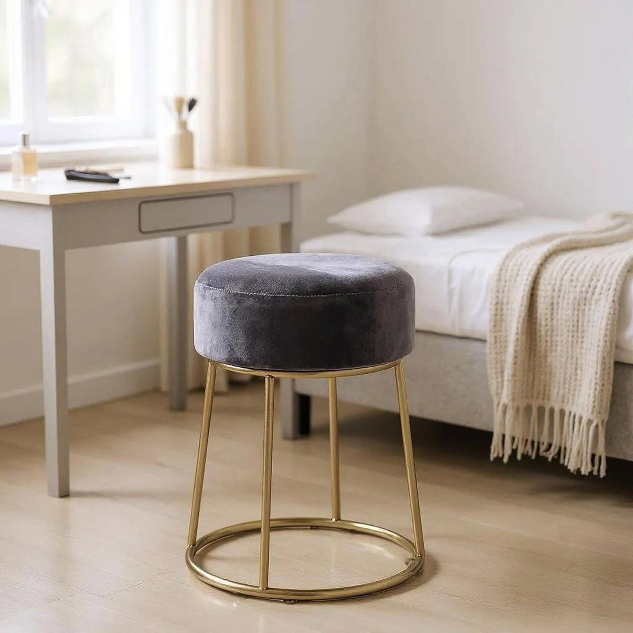 Voir la diapositive 2 : Paris Prix Tabouret en Velours Rond  Raina  46cm Gris
