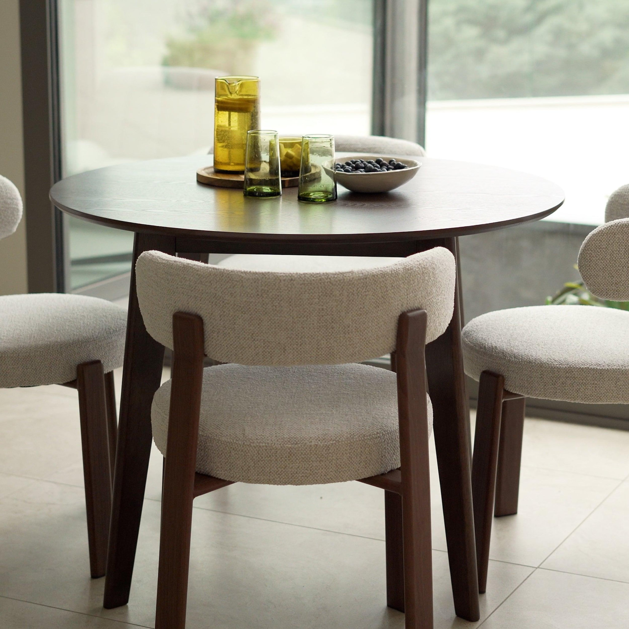 Voir la diapositive 6 : MAISON PAVANE Table ronde 4 personnes en bois foncé d100 cm-réno