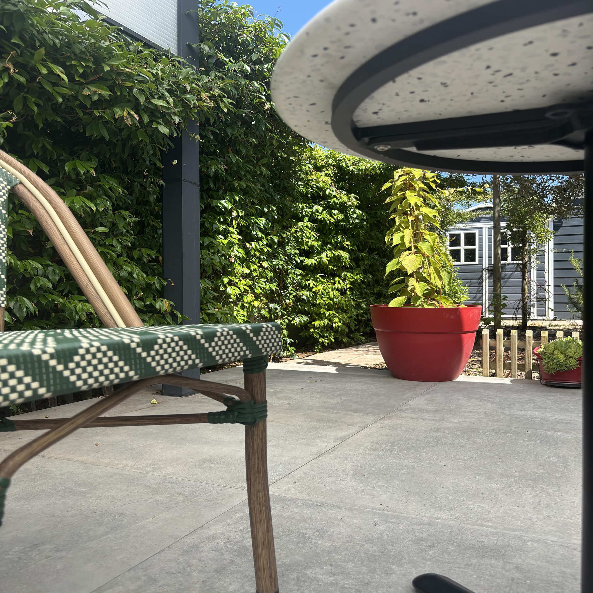 Voir la diapositive 6 : DCB GARDEN Ensemble repas de jardin en acier et plateau rond terrazzo (2 places)
