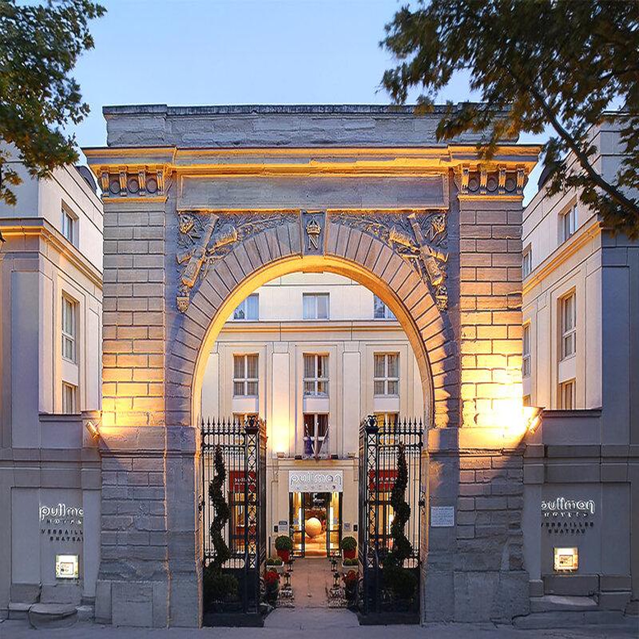 Voir la diapositive 2 : Smartbox 3 jours d'exception avec spa à l'hôtel 4* mgallery le louis versailles château - coffret cadeau séjour