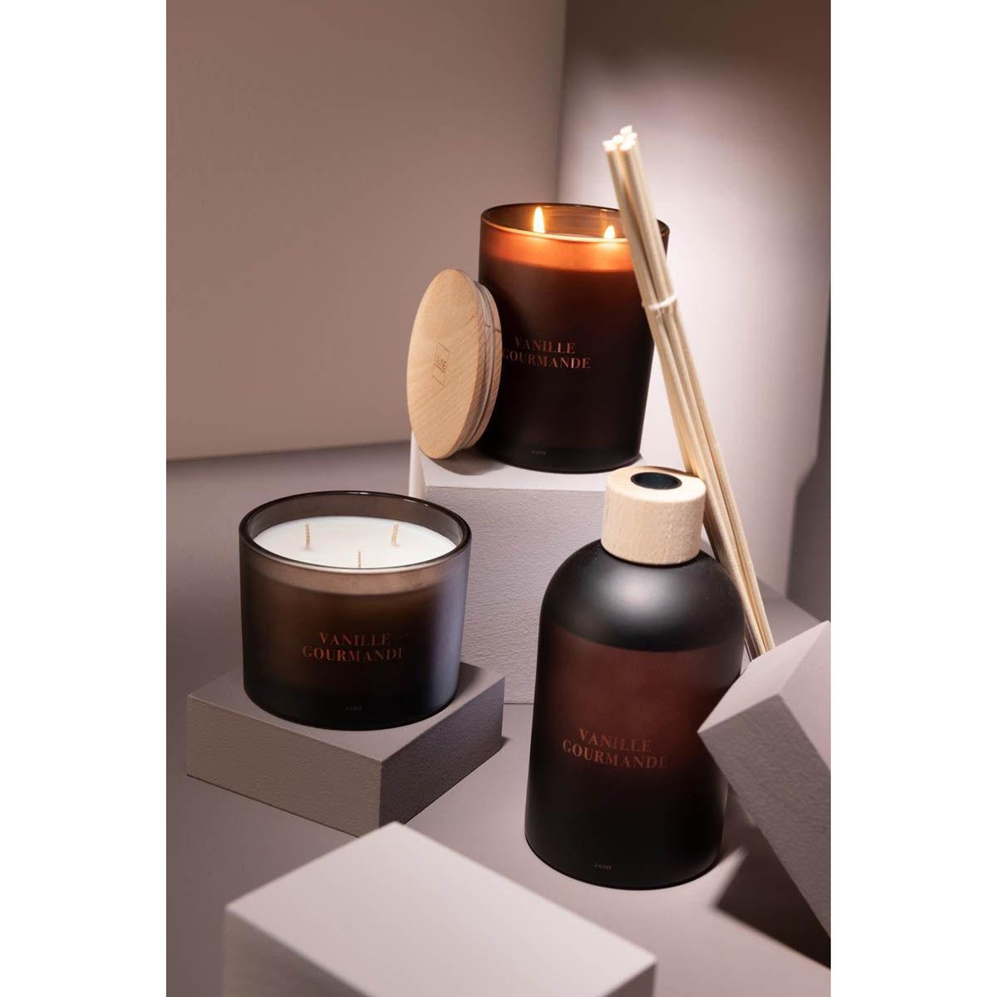 Voir la diapositive 6 : J-LINE Bougie parfumée  accords essentiels  10cm vanille gourmande