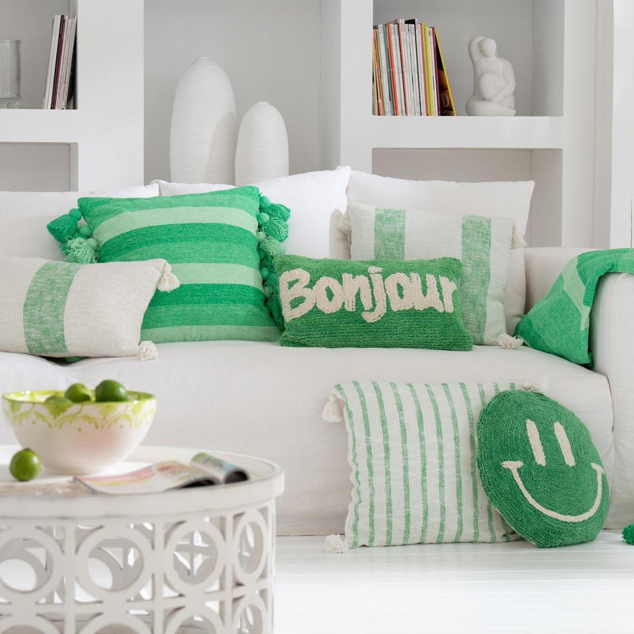 Voir la diapositive 3 : J-LINE Coussin déco tufté smiley  polly  45cm vert