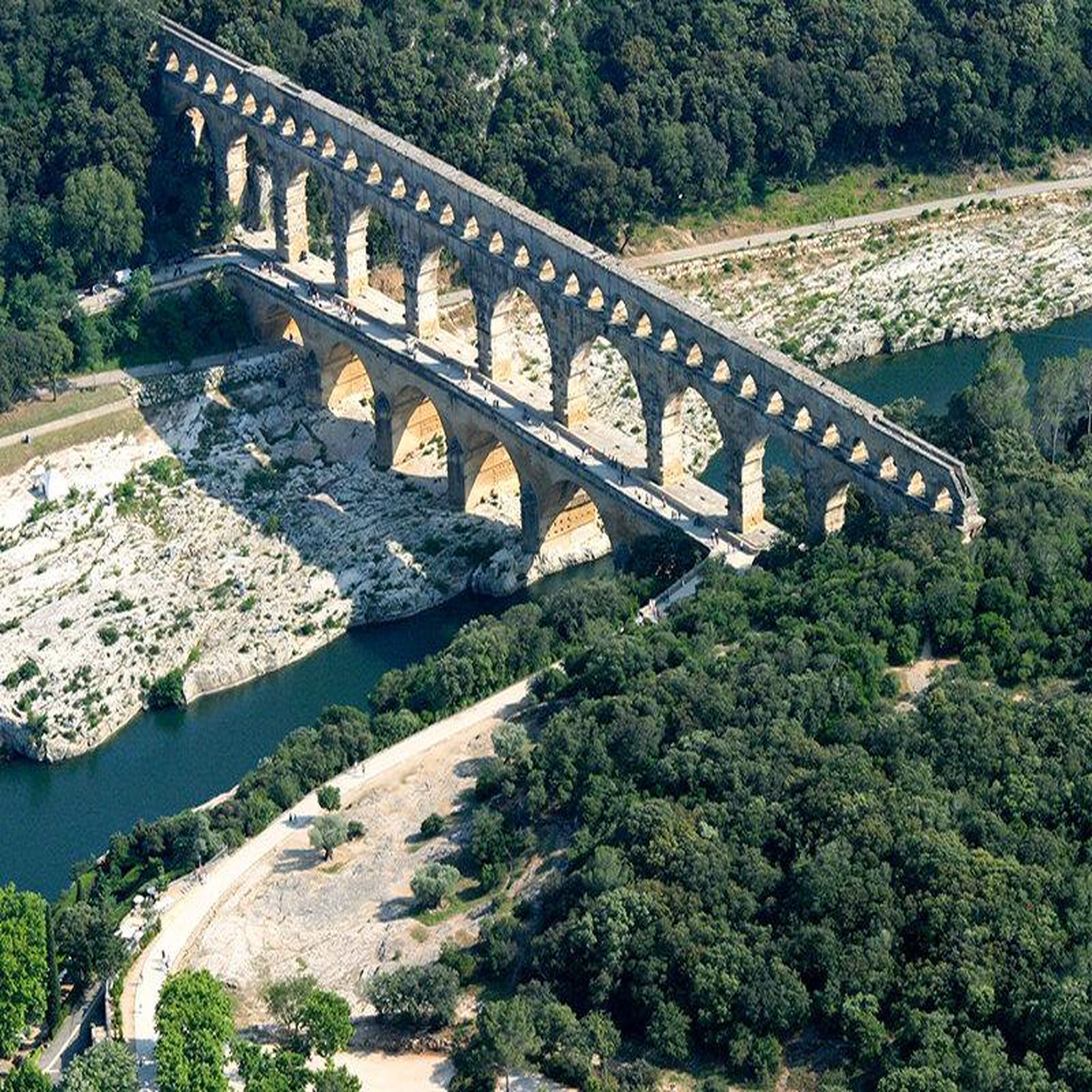 Voir la diapositive 2 : Smartbox Survol du pont du Gard en ULM - Coffret Cadeau Sport & Aventure