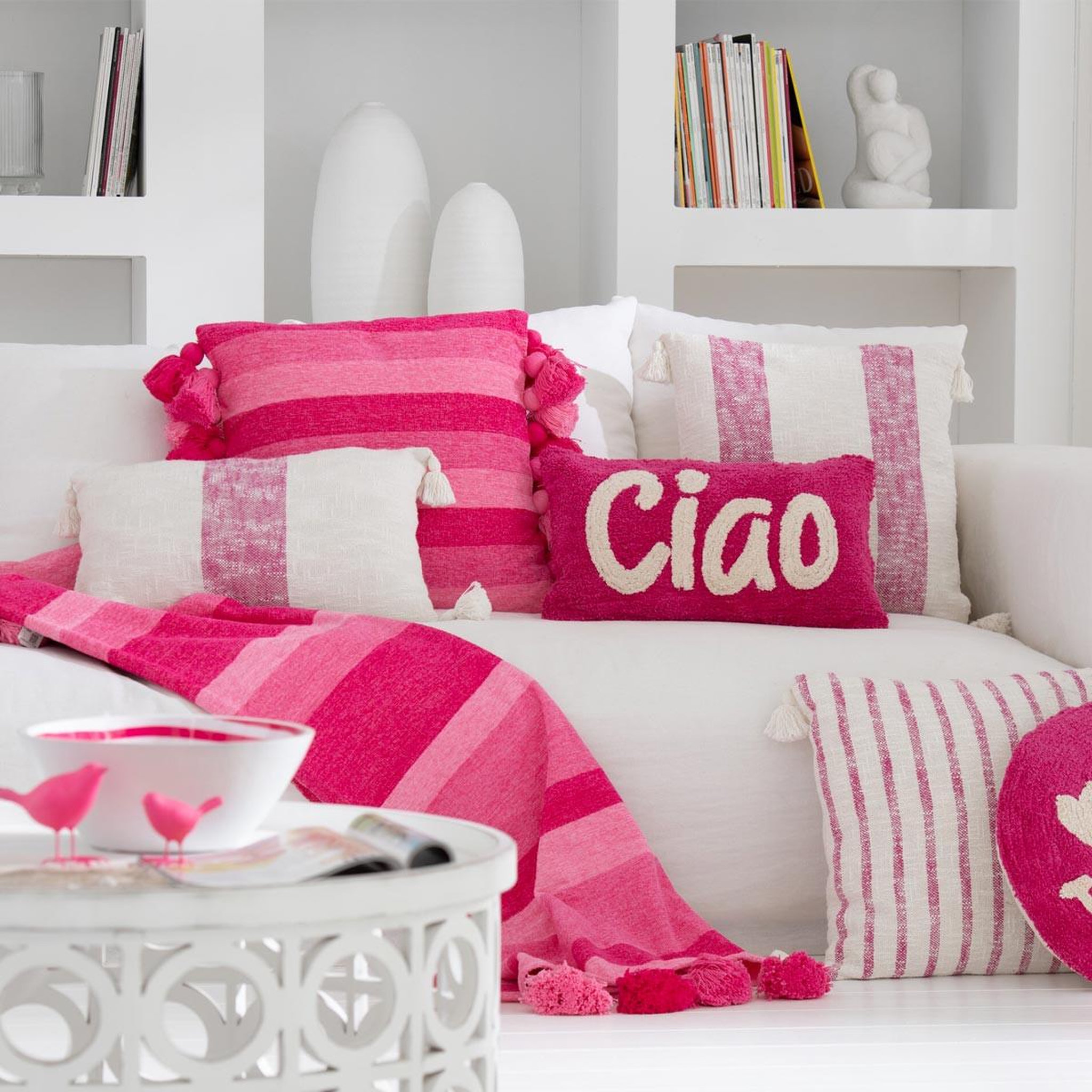Voir la diapositive 3 : J-LINE Coussin déco à pompons  polly  50x50cm rose