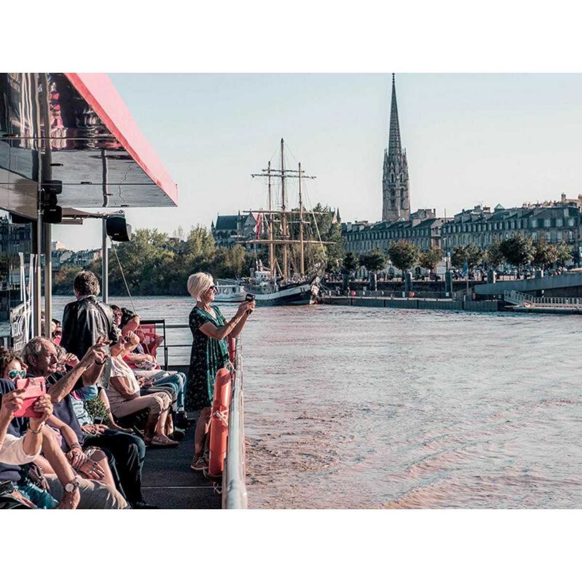 Smartbox Croisière sur la Garonne avec dégustation de vin à Bordeaux - Coffret Cadeau Sport & Aventure
