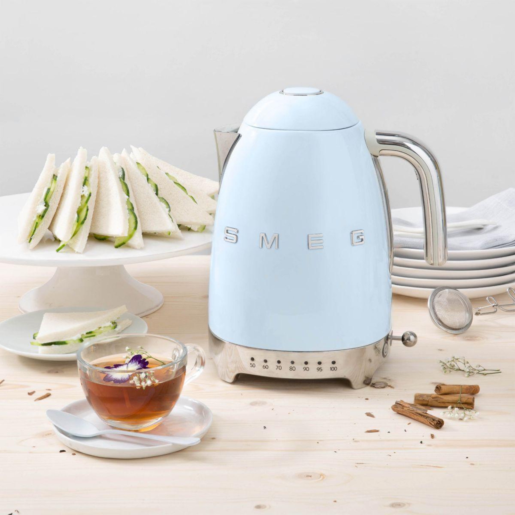 Voir la diapositive 3 : SMEG Bouilloire klf04pbeu bleu azur