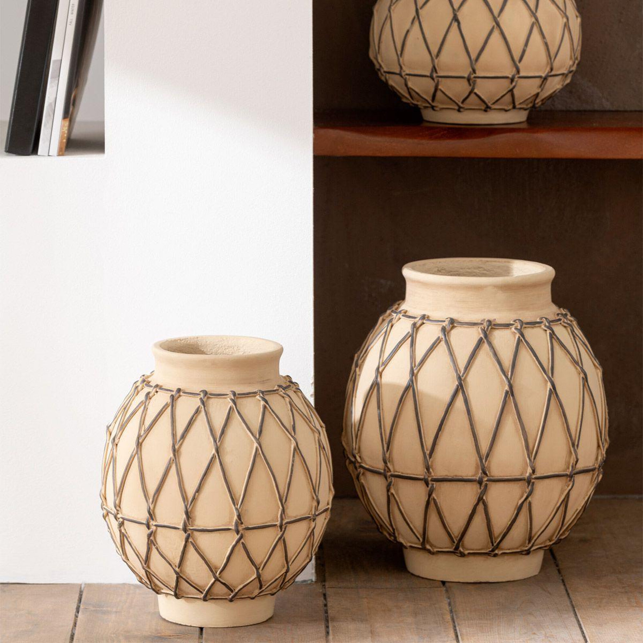 Voir la diapositive 2 : J-LINE Cache-Pot en Ciment  Berbere  35cm Beige