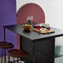 Voir la diapositive 4 : SWEEEK Desserte de cuisine noire extensible ALEXIS. rangements. table de bar. îlot de cuisine. 110 x 40/80 x 90 cm. avec étagères. roulettes